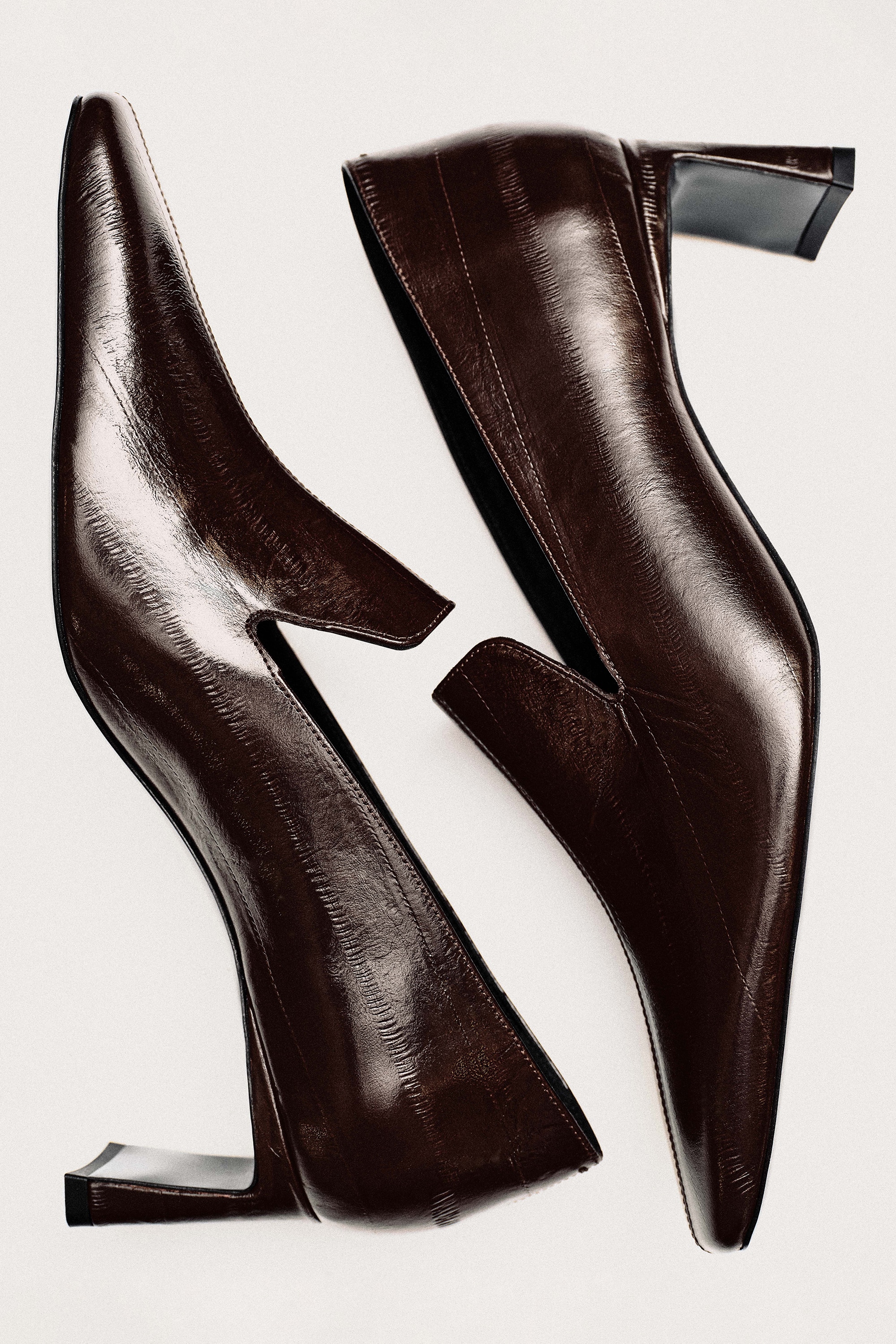 MOCASSINS À TALON ANGULAIRES EN CUIR - BRUN / IMITATION ANGUILLE/NOIR