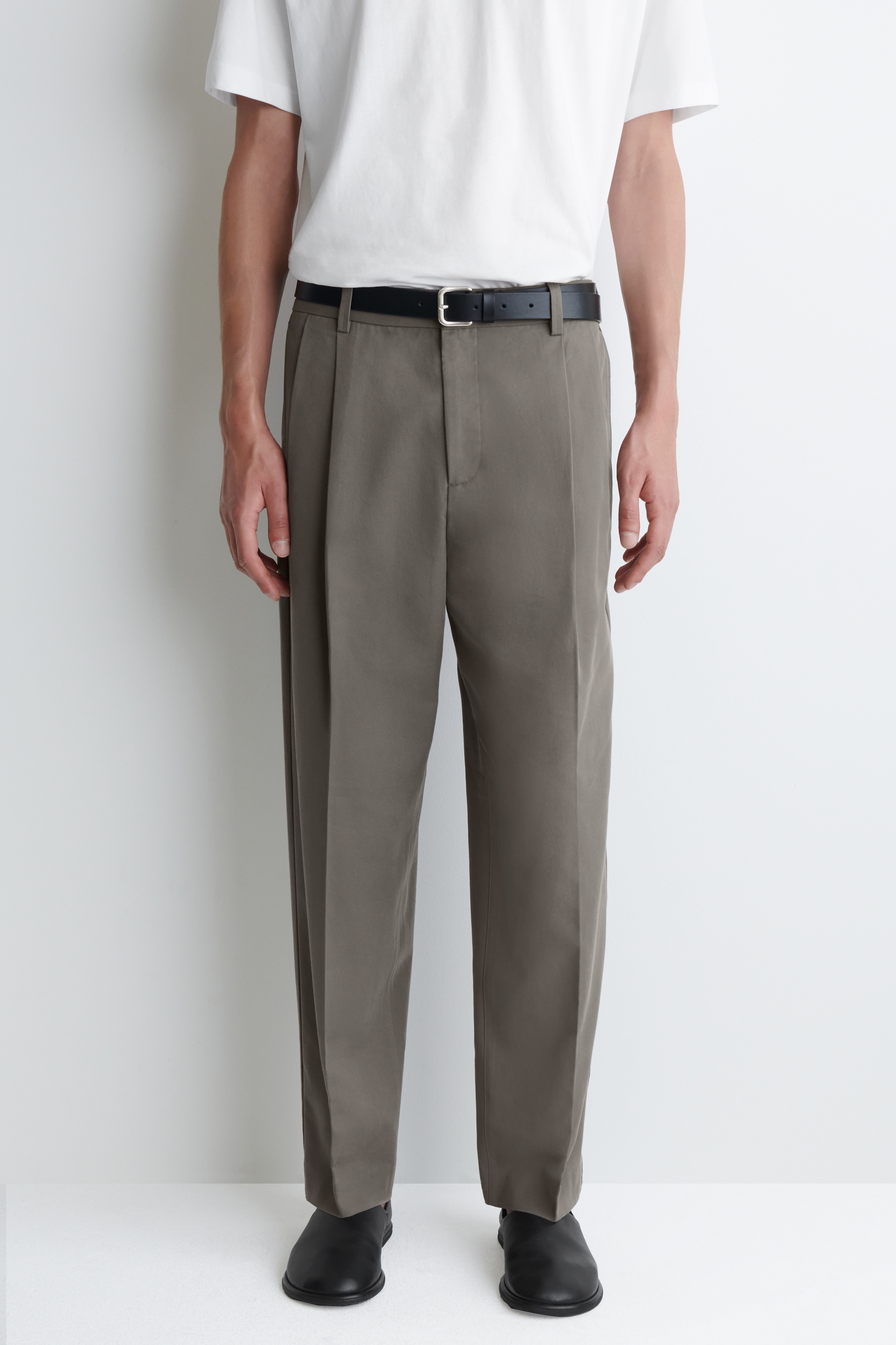 Grösseres Bild ansehen: HOSE AUS BAUMWOLL-TWILL MIT GERADEM BEIN - MAULWURFSBRAUN - HERREN | H&M CH 2