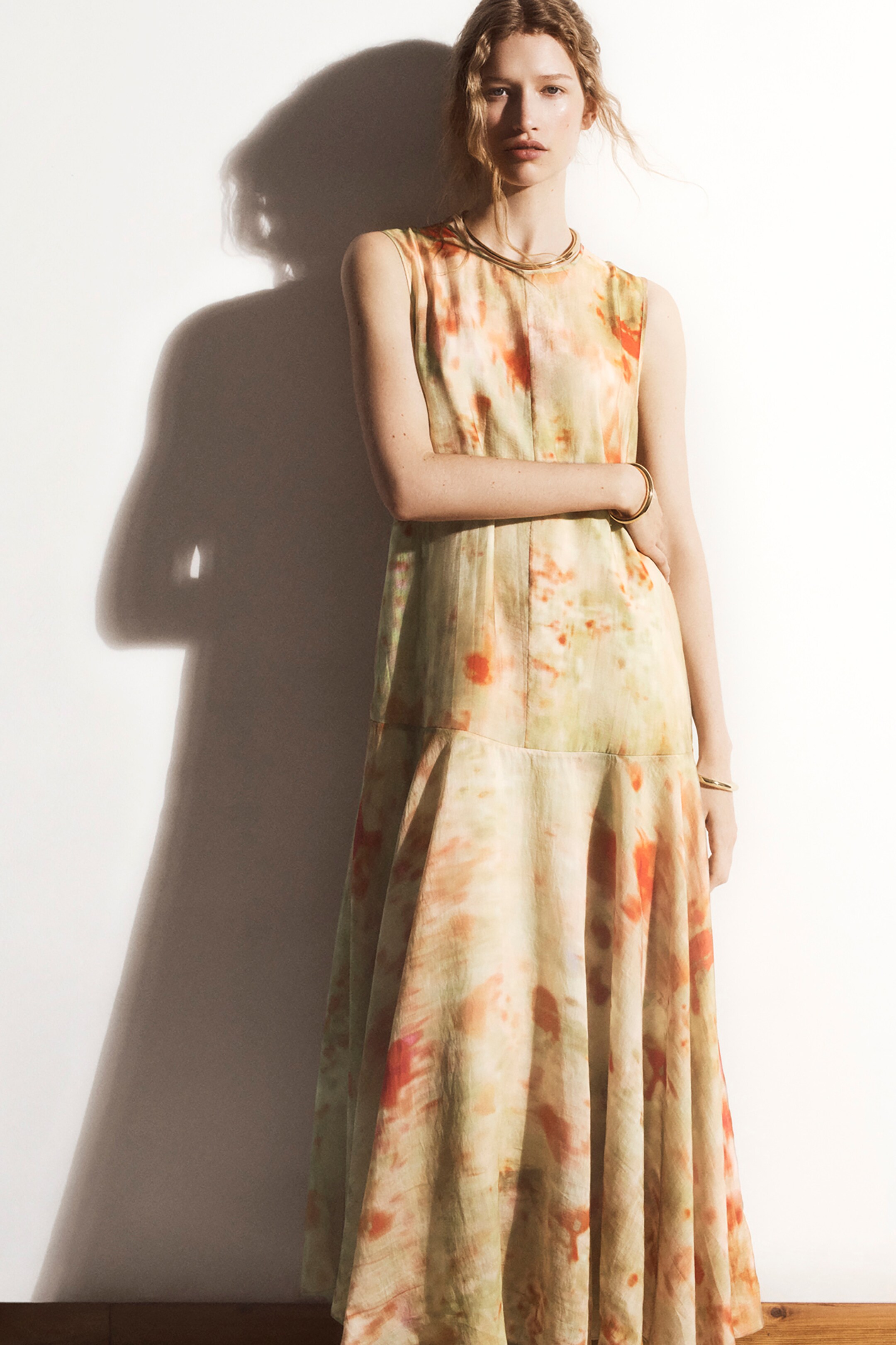 Größeres Bild anzeigen: SHEER FLORAL-PRINT MAXI DRESS - MULTICOLOURED / FLORAL - Ladies | H&M AT 6