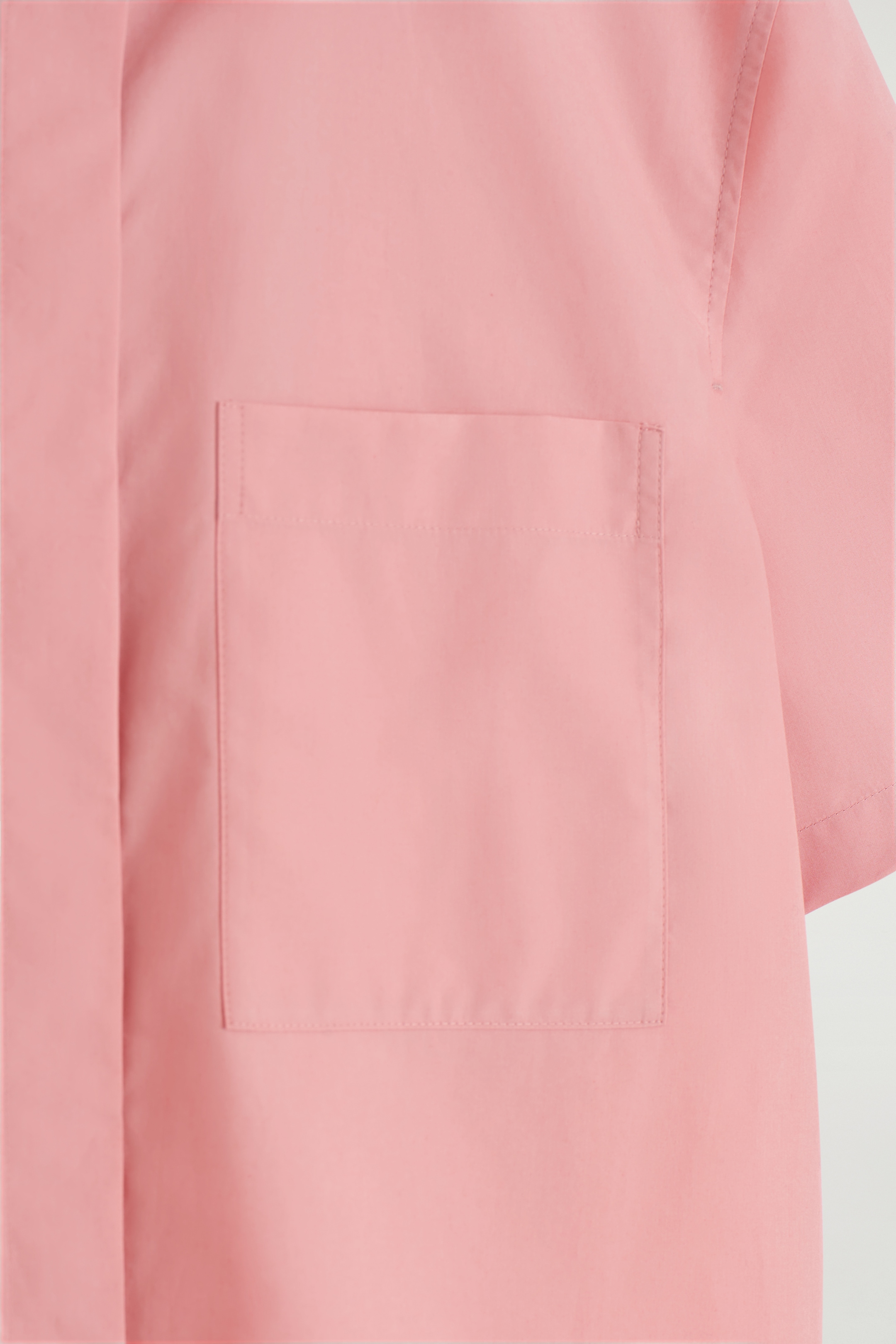 Visa större bild: CROPPAD KORTÄRMAD BOMULLSSKJORTA - ROSA - DAM | H&M SE 7