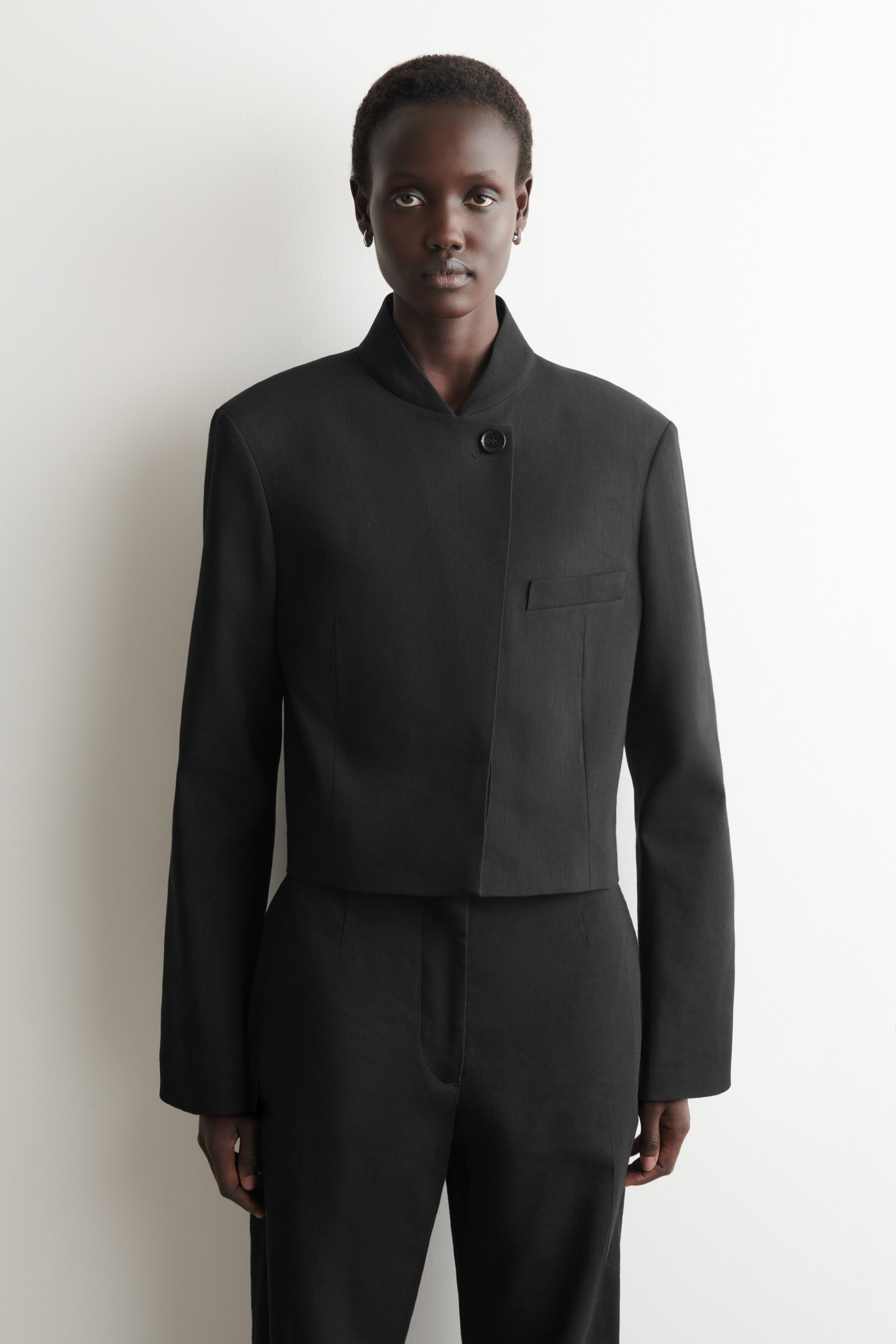 【COS】cropped linen jacket CROPPED STRUCTURED LINEN BLAZER - BLACK | COS US