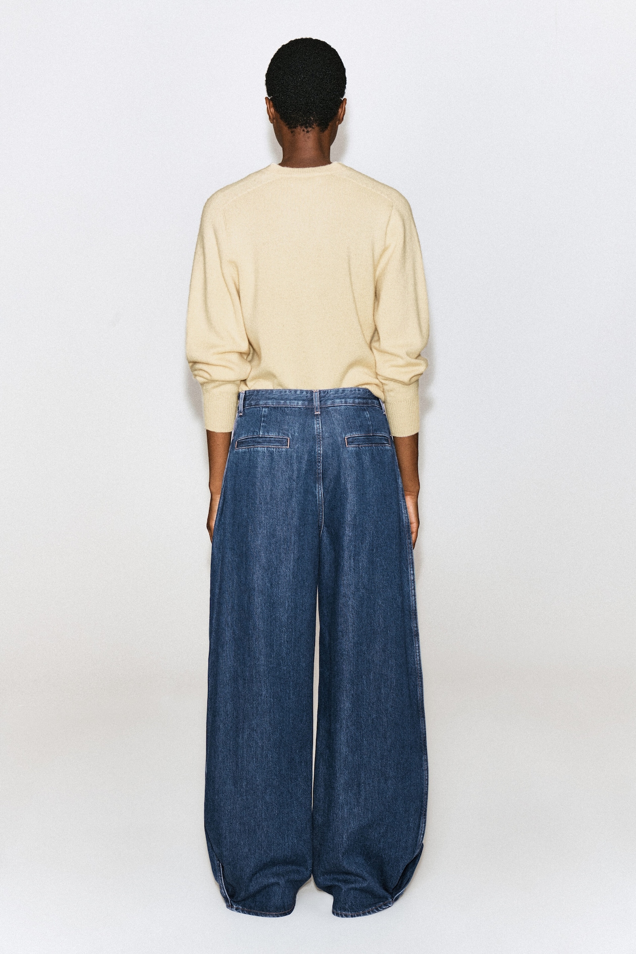 PLEATED-PANEL DENIM BARREL-LEG PANTS — BLUE