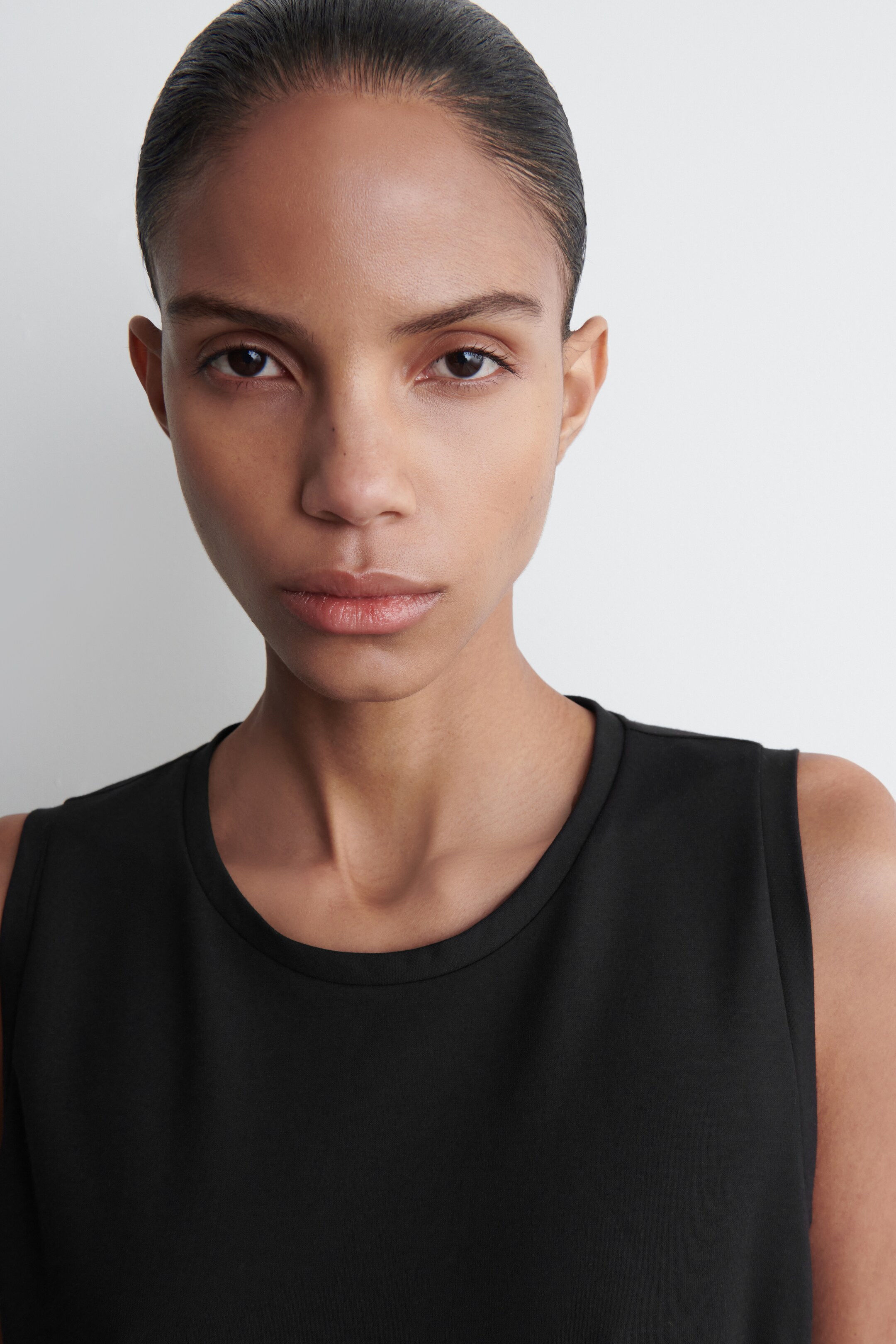 Zobrazit větší obrázek: ŠATY S NAŘASENÝM BOČNÍM PANELY - ČERNÁ - ŽENY | H&M CZ 5