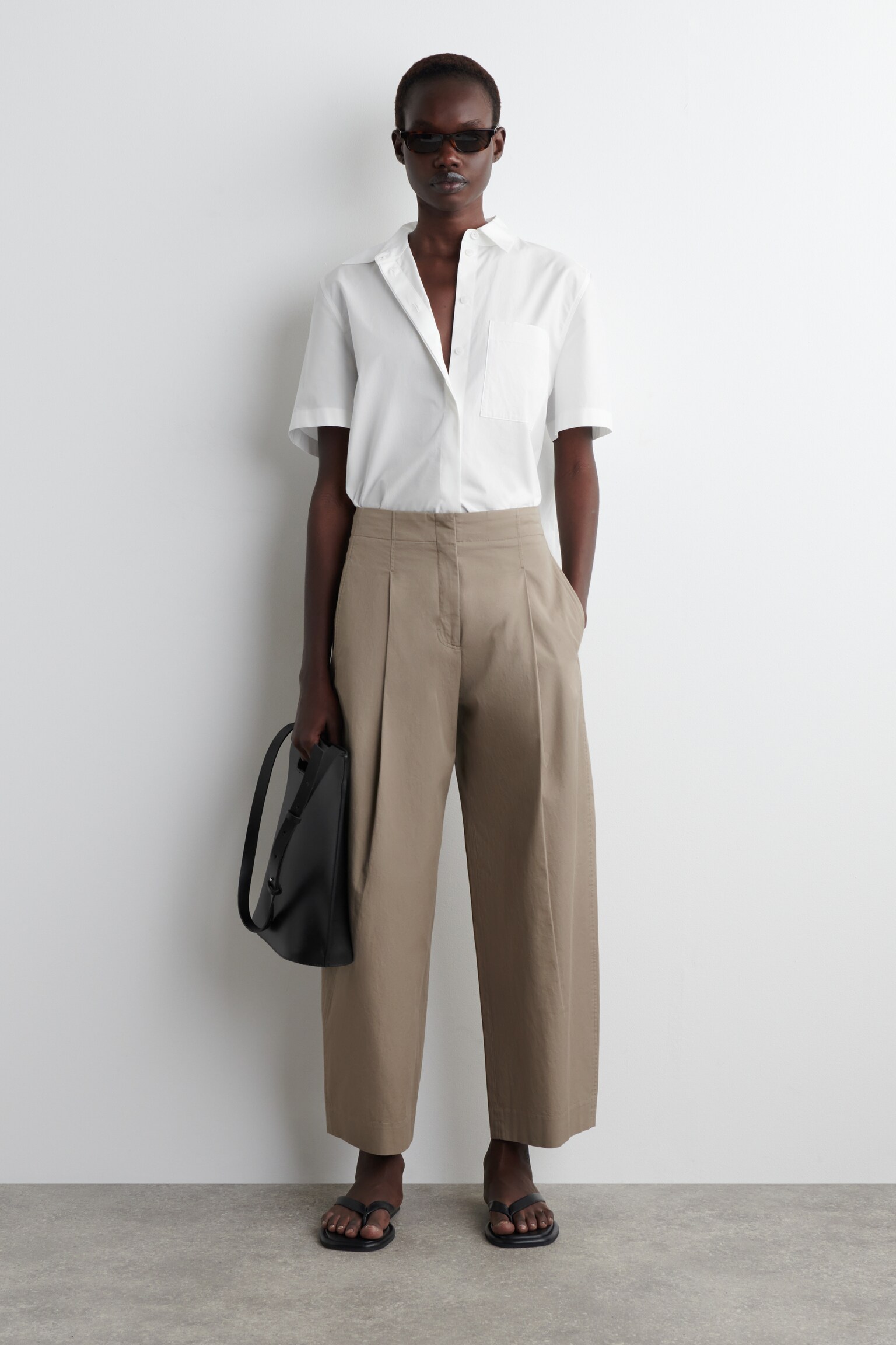 CHINOS PLISADOS BARREL FIT - TOPO/AZUL MARINO