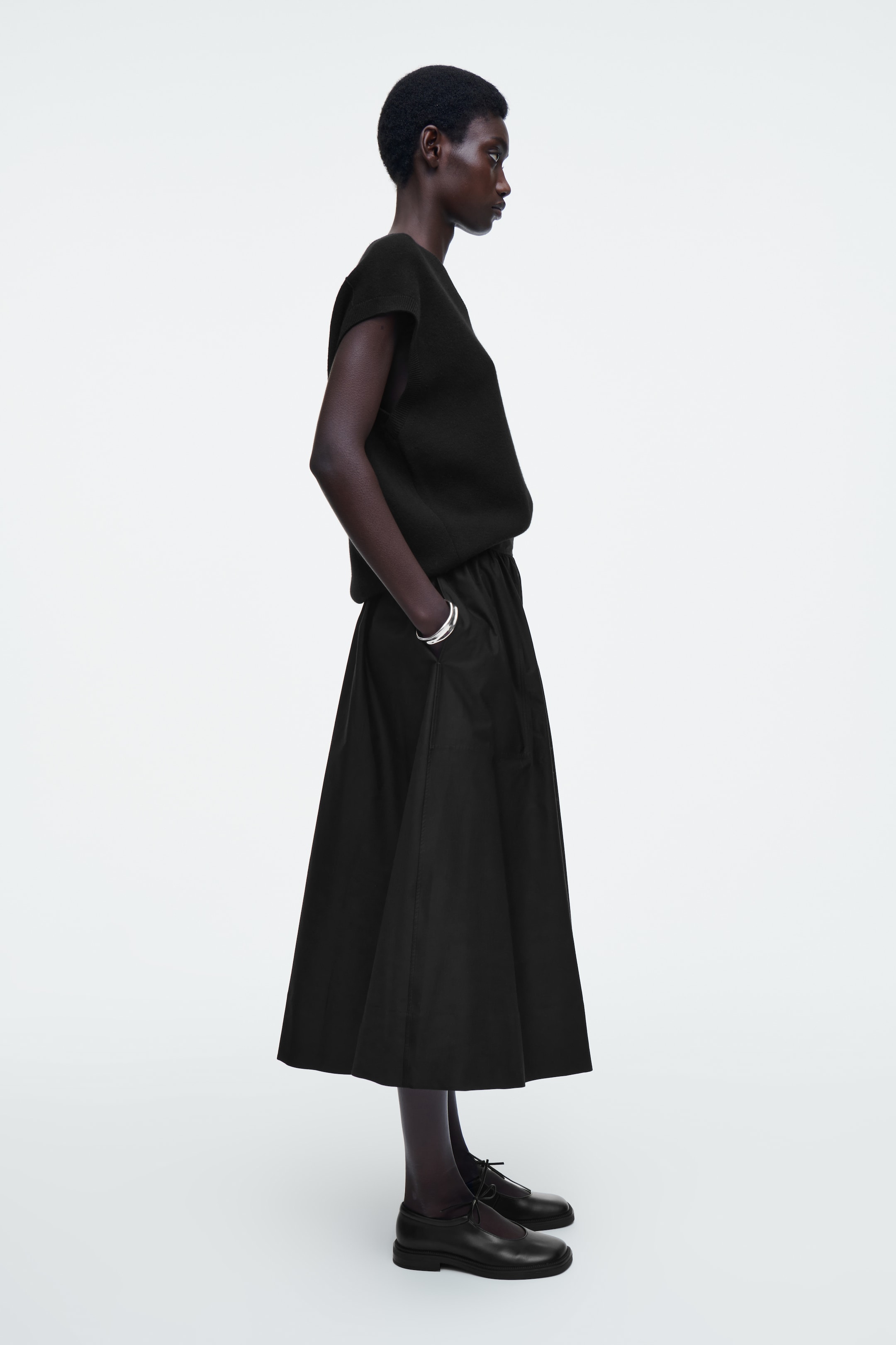 View larger image: ELASTICATED MIDI SKIRT - BLACK - Ladies | H&M GB 3