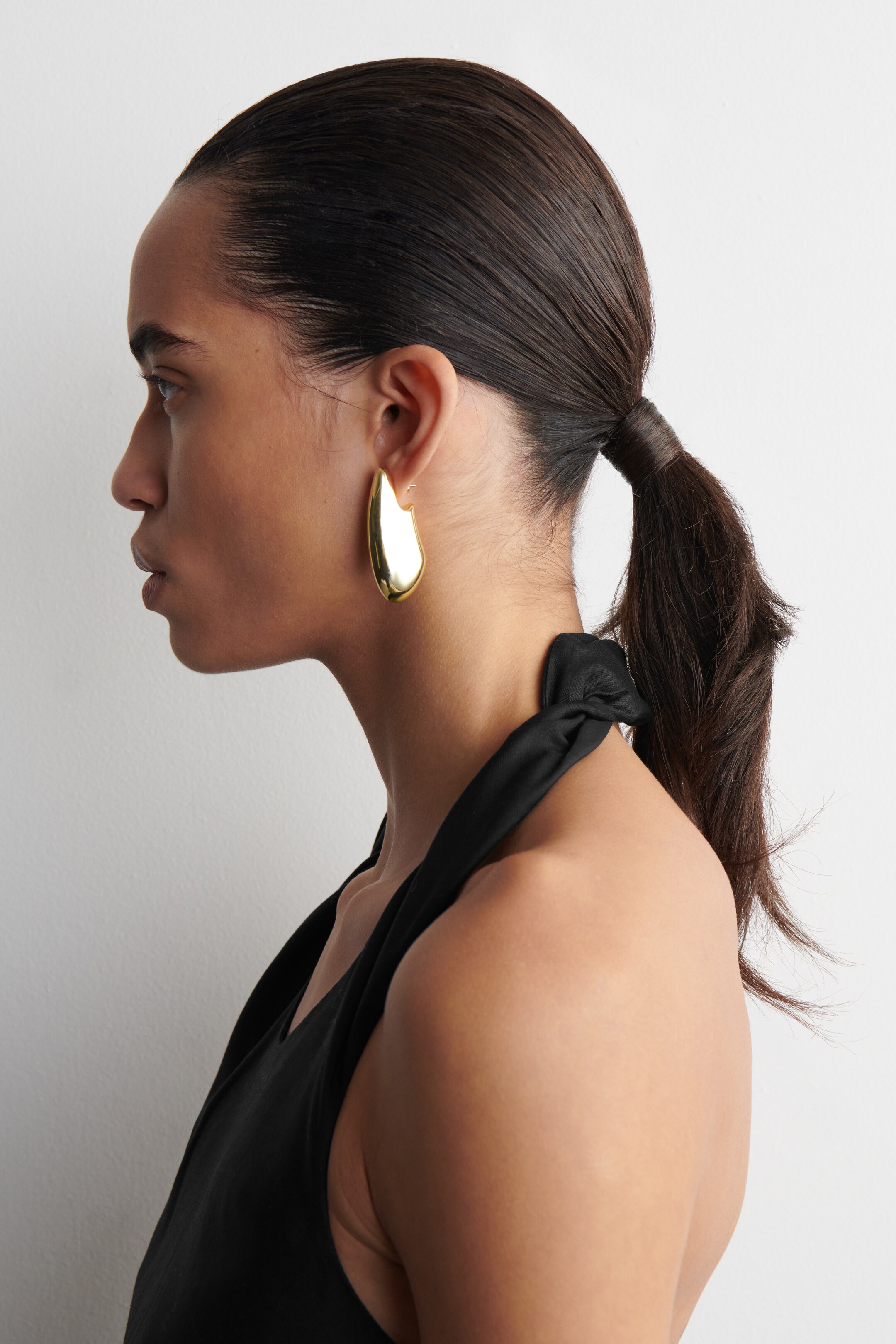 Zobrazit větší obrázek: MISMATCHED PEBBLE EARRINGS - ZLATÁ - ŽENY | H&M CZ 3