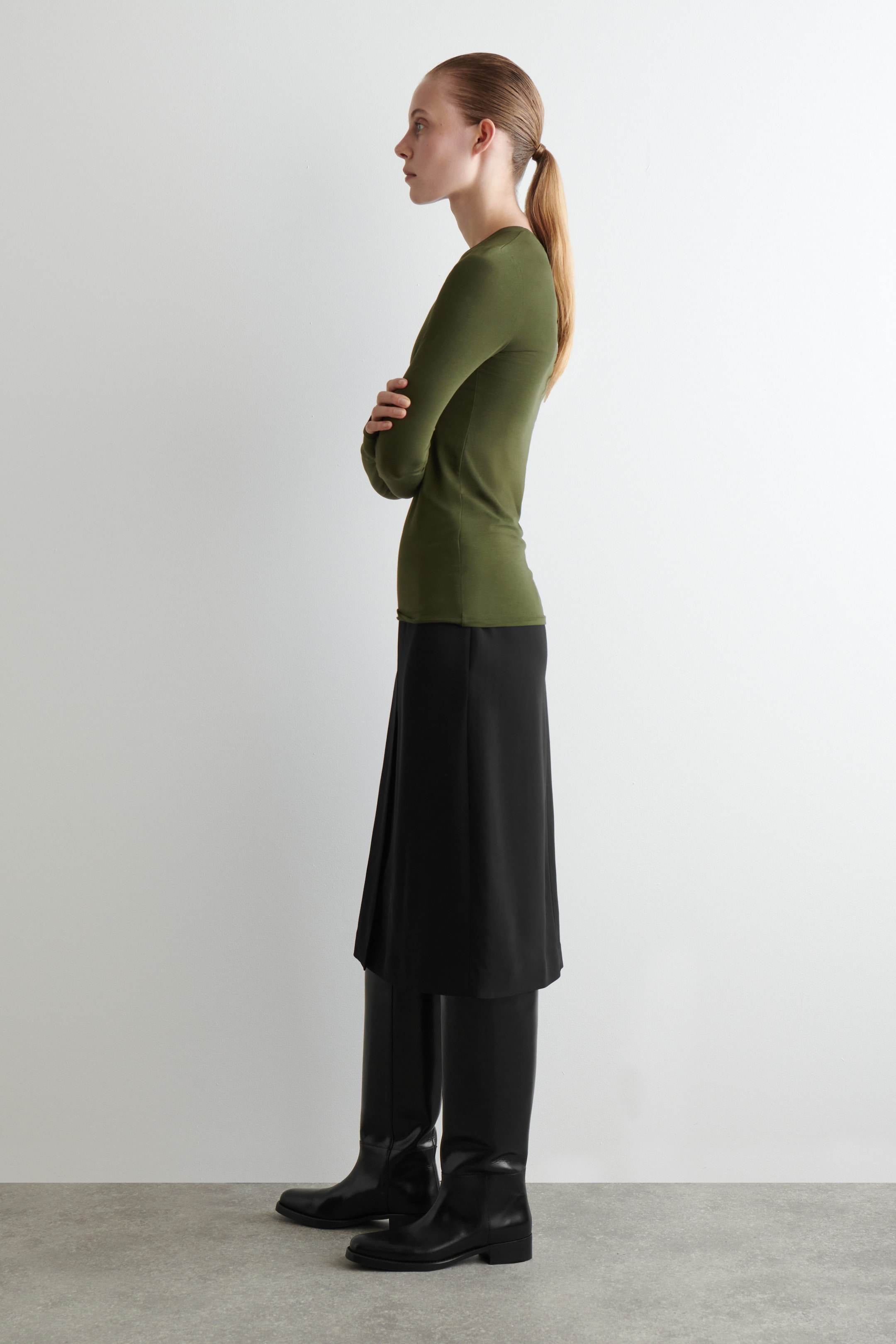SLIM LIGHTWEIGHT LONG-SLEEVED TOP