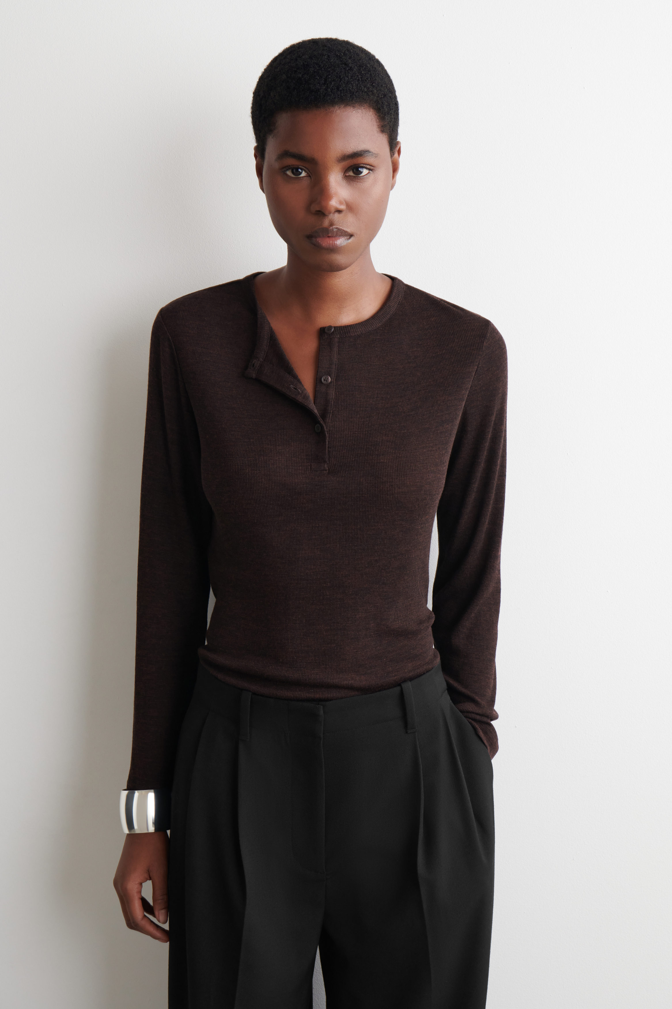 RIBBED WOOL HENLEY TOP - BROWN MÉLANGE | COS US