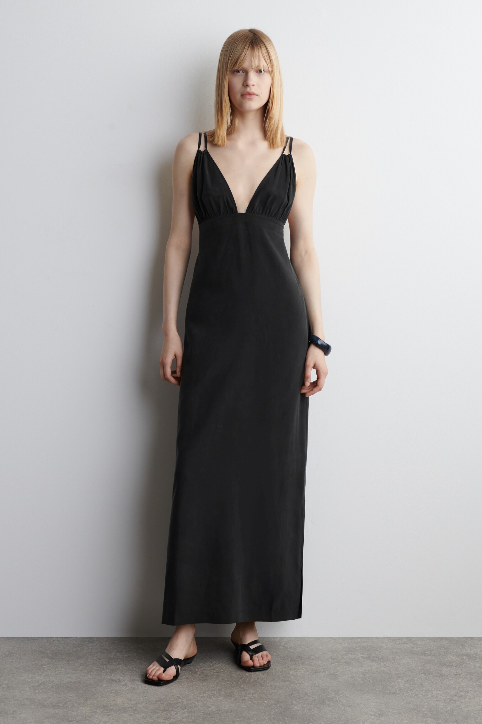ABITO MAXI ARRICCIATO CON SCOLLO A V - NERO LAVATO/ROSSO SCURO