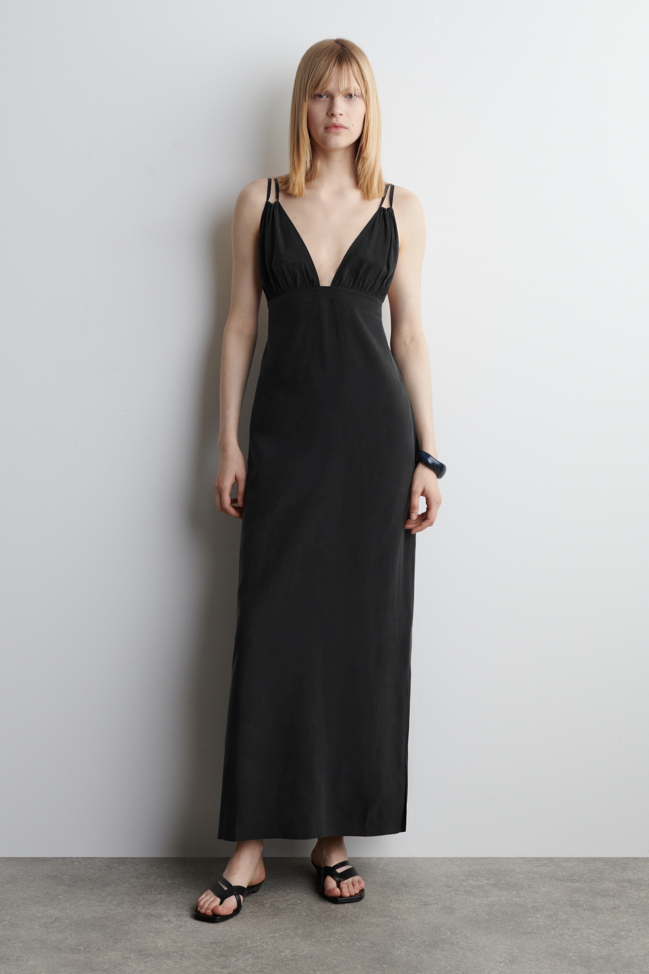 Visualizza immagine più grande: ABITO MAXI ARRICCIATO CON SCOLLO A V - NERO LAVATO - DONNA | H&M IT 1