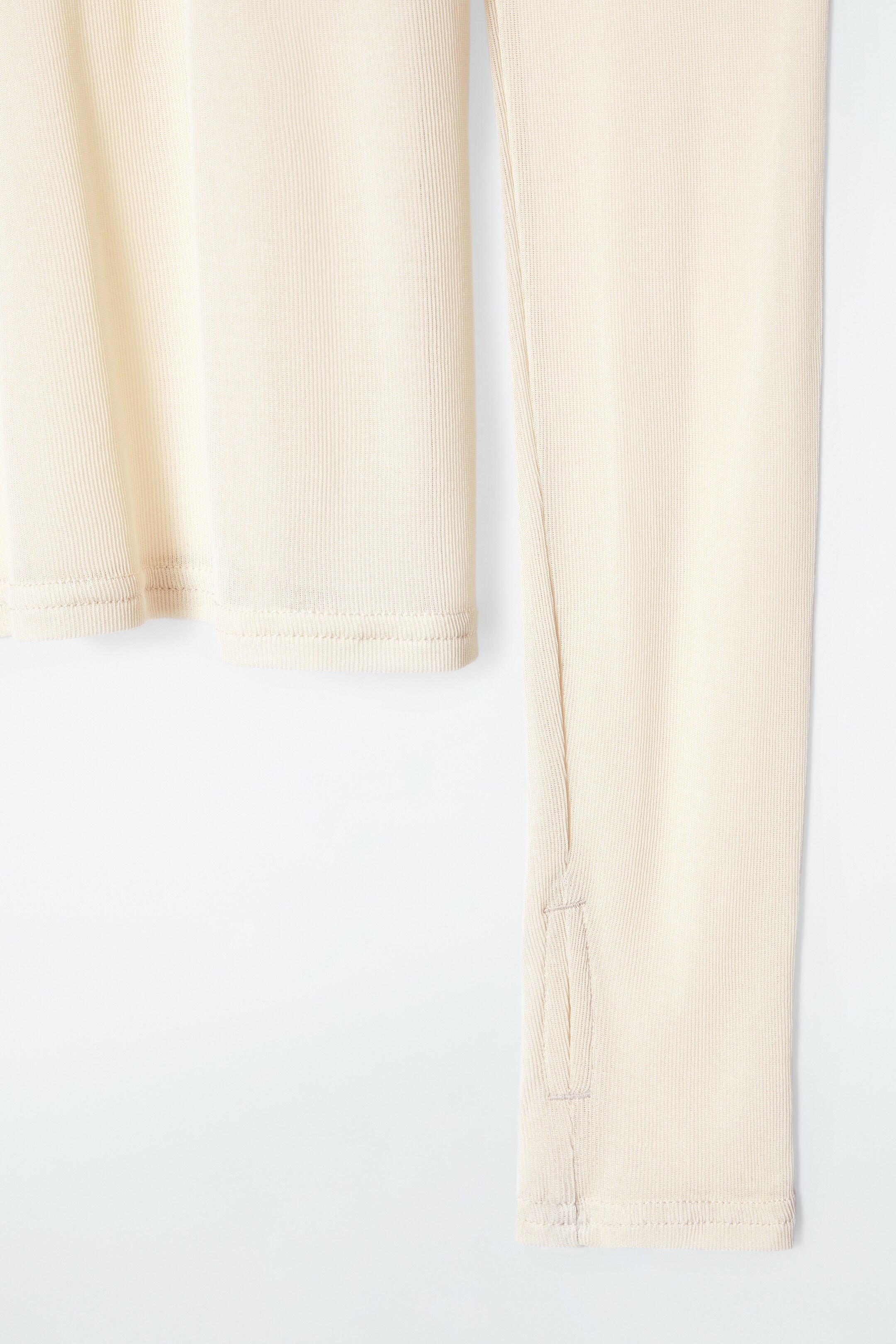 Agrandir l'image: HAUT MOULANT À COL ROULÉ EN SOIE - ÉCRU - FEMME | H&M CH 2