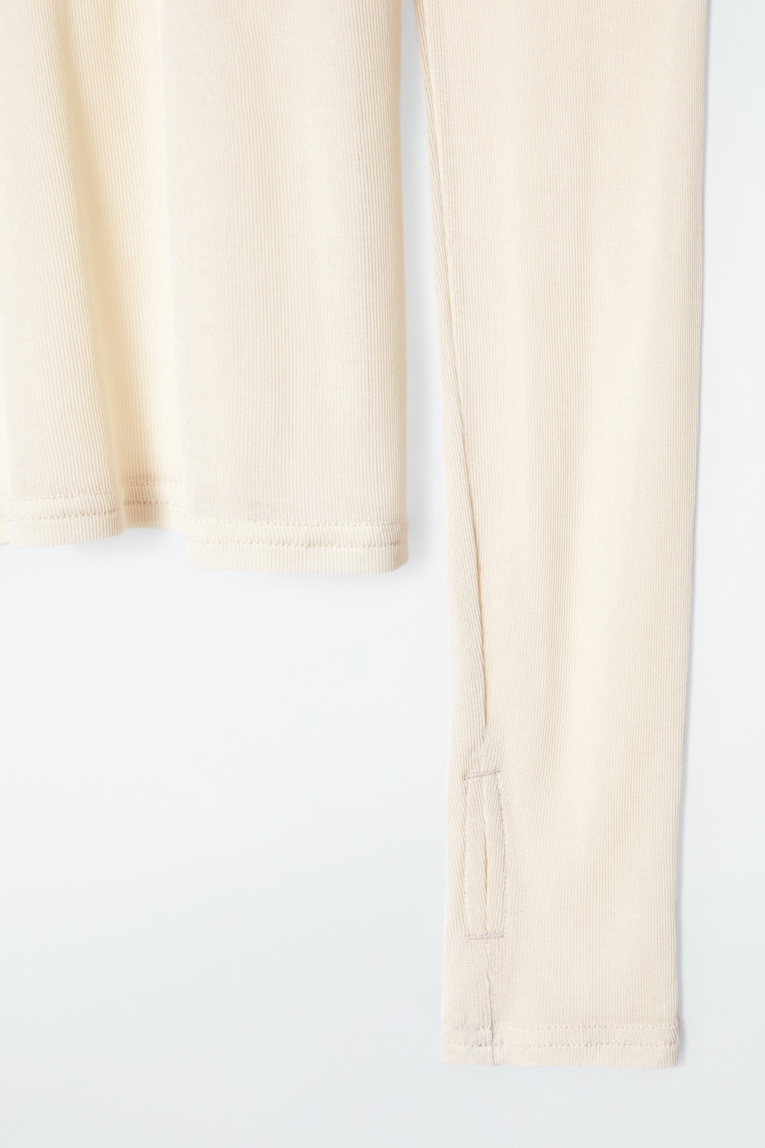 HAUT MOULANT À COL ROULÉ EN SOIE - ÉCRU - 2