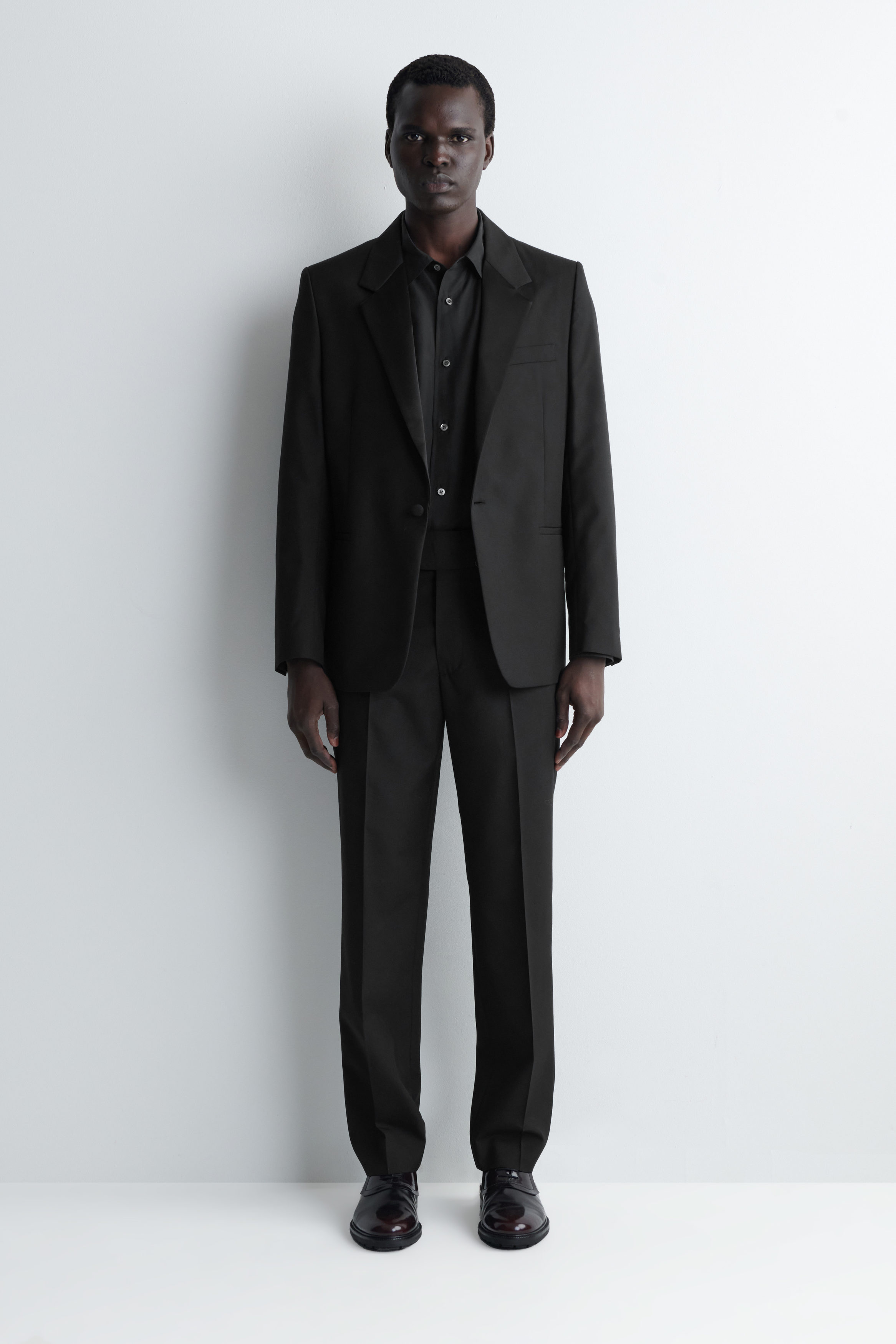 CUMMERBUND-WAIST WOOL REGULAR-FIT TAPERED TROUSERS - BLACK | COS DK