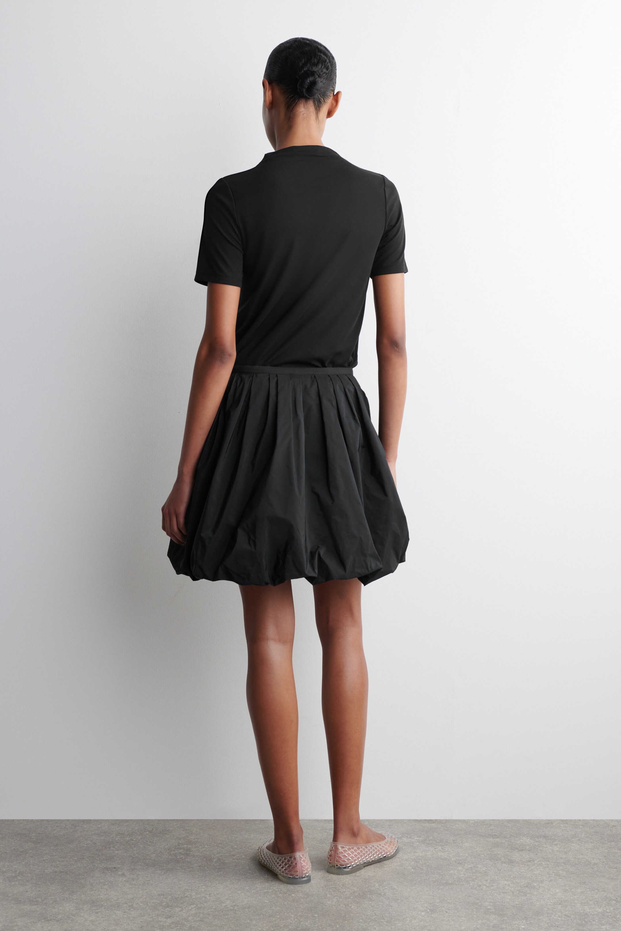 Преглед на по-голямо изображение: BUBBLE-HEM MINI SKIRT - ЧЕРНО - ЖЕНИ | H&M BG 2