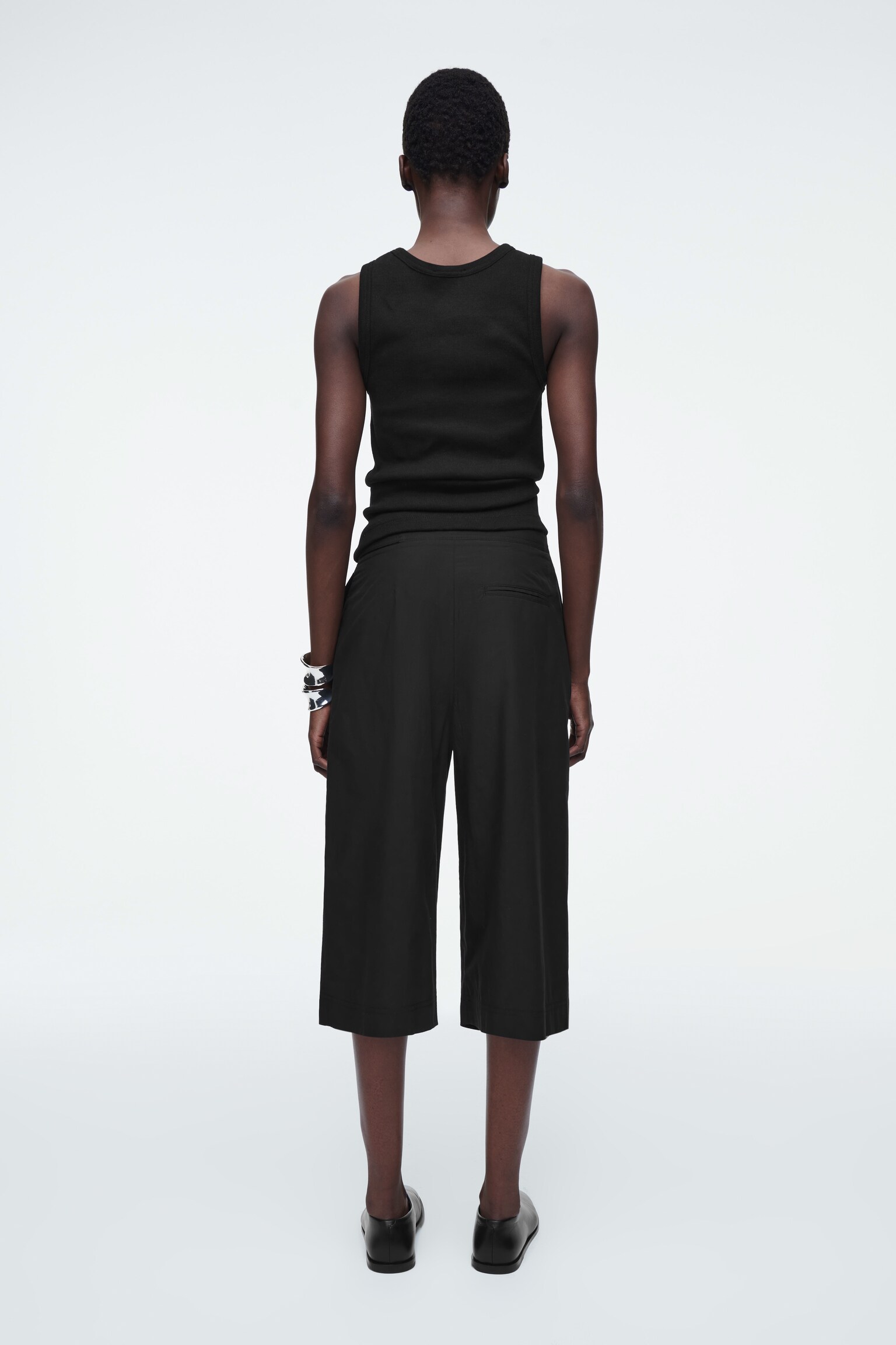 BERMUDAS CRUZADAS CON CINTURÓN - NEGRO/BURDEOS - 6