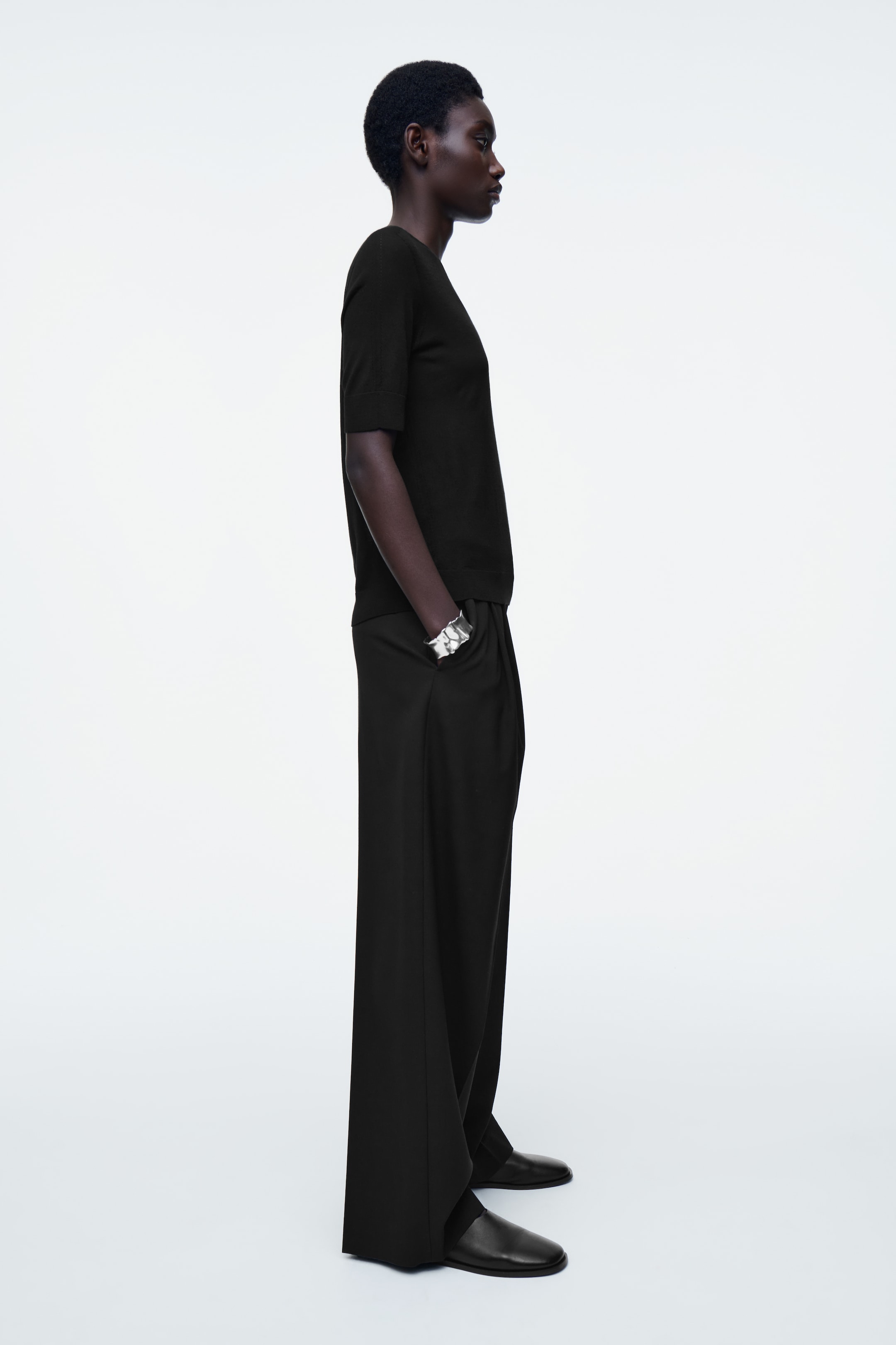 Größeres Bild ansehen: SCHMALES NAHTLOSES T-SHIRT AUS MERINOWOLLE - SCHWARZ - Ladies | H&M DE 3