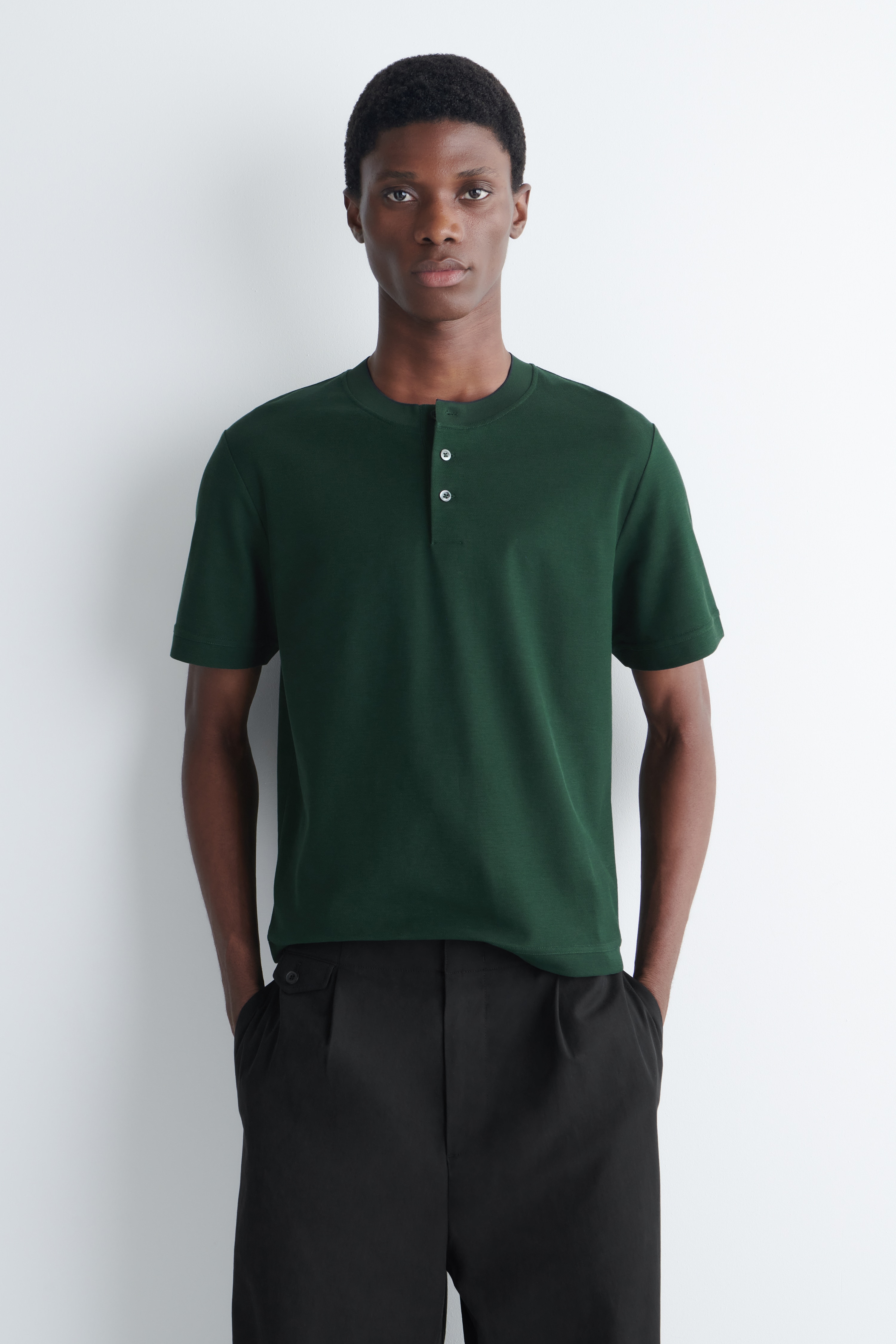 Top Henley em piqué de algodão com acabamento contrastante - Verde Floresta