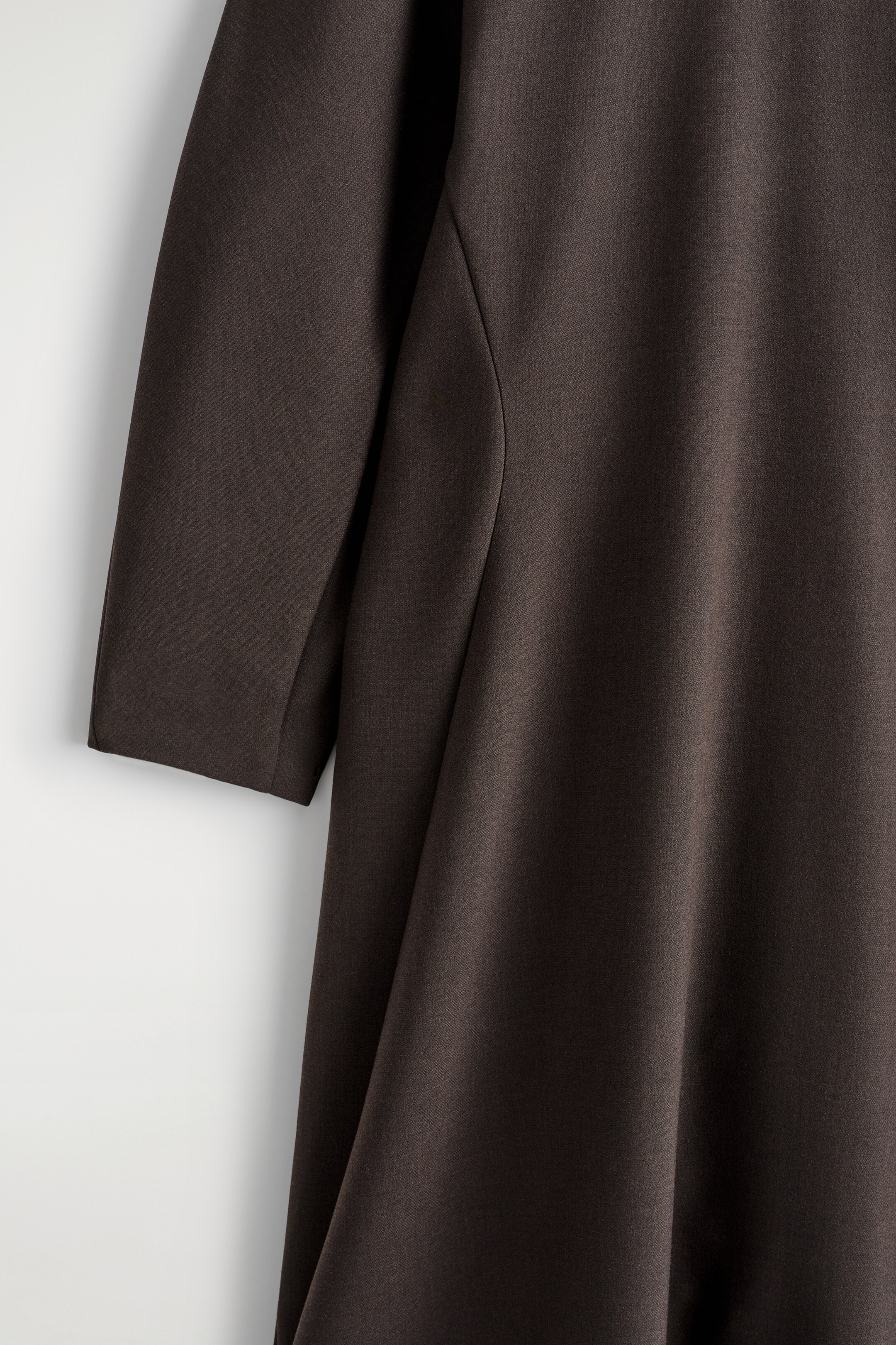 Ingrandisci l'immagine: SCULPTED LONG-SLEEVED MIDI DRESS - BROWN - DONNA | H&M CH 6