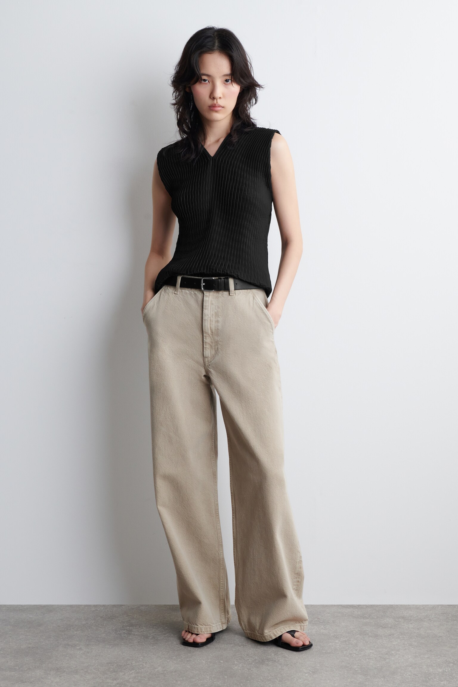TOP PLISADO CON CUELLO DE PICO - NEGRO - 3