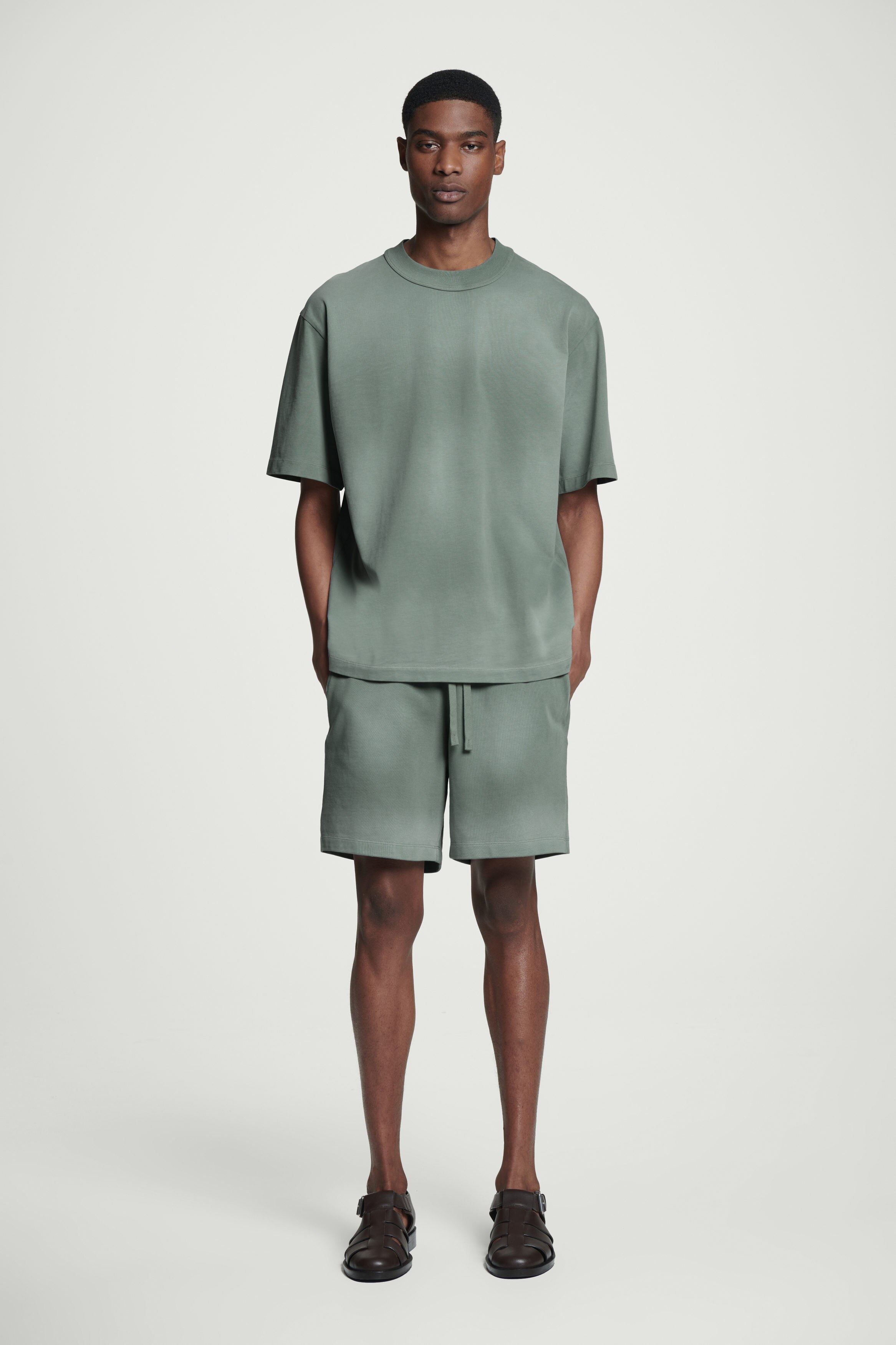 BEENTRILL■Green spray Oversiz fit Short T-shirt■送料込 OVERSIZE'OWY SPRANY T-SHIRT Z WYSOKIM DEKOLTEM - ZIELONY | COS