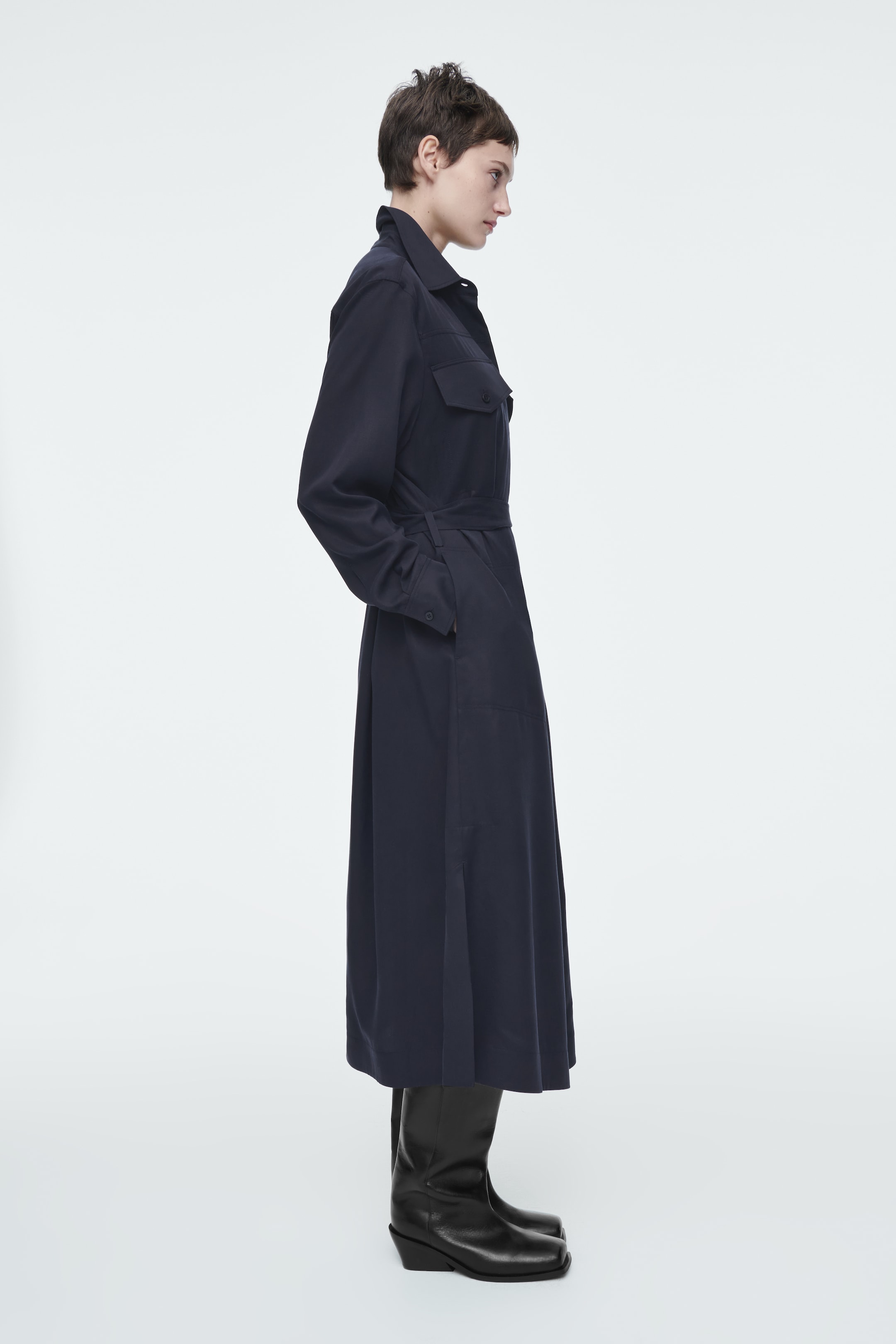 Grösseres Bild ansehen: HEMDBLUSENKLEID IN MIDILÄNGE MIT GÜRTEL - NAVYBLAU - DAMEN | H&M CH 3