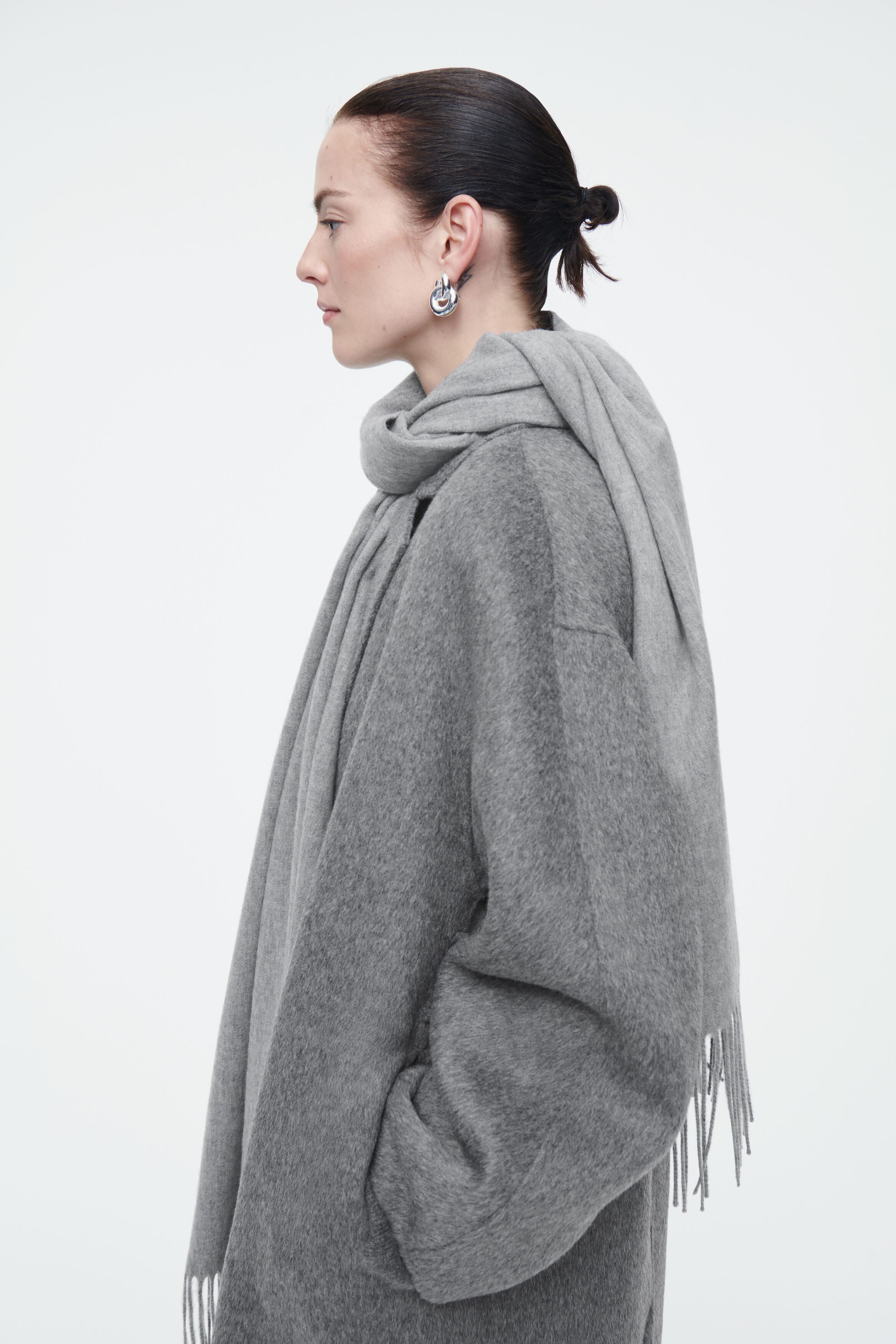 FRINGED WOOL SCARF - GREY | COS