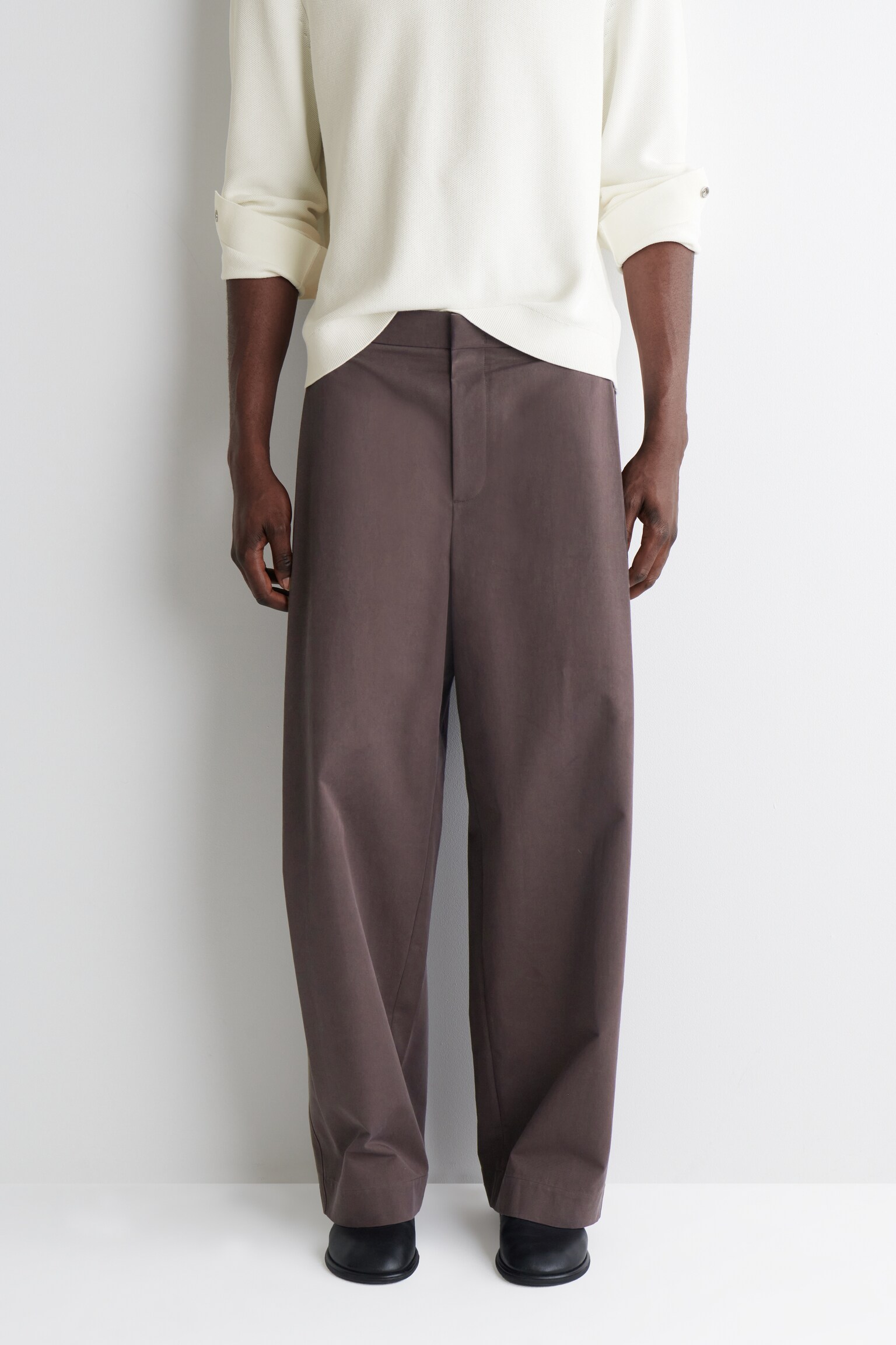 PANTALÓN ANCHO DE ALGODÓN CON DETALLE PLISADO - MARRÓN OSCURO/AZUL MARINO - 3