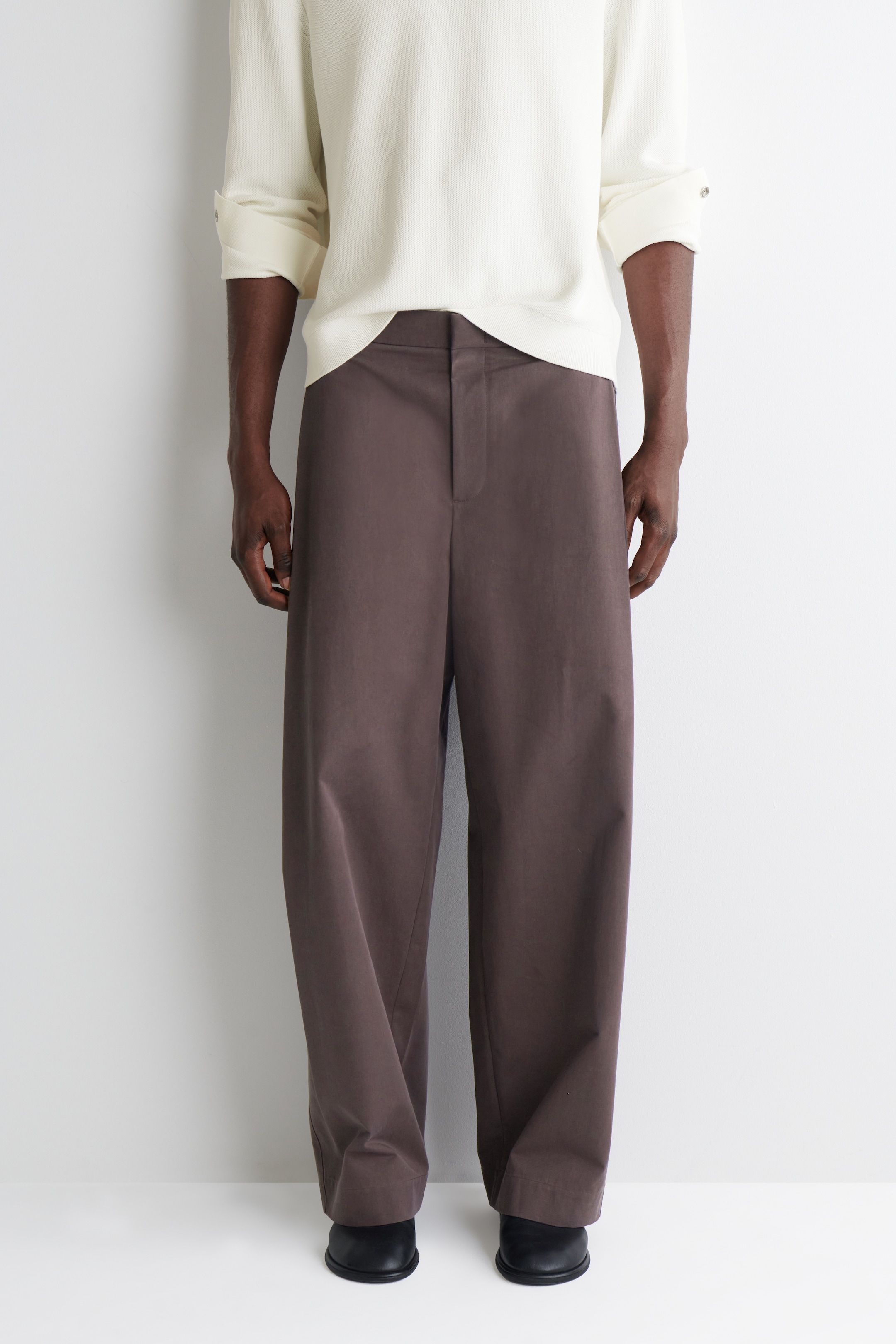 Visualizza immagine più grande: PANTALONI IN COTONE A GAMBA LARGA CON PIEGHE - MARRONE SCURO - UOMO | H&M IT 2