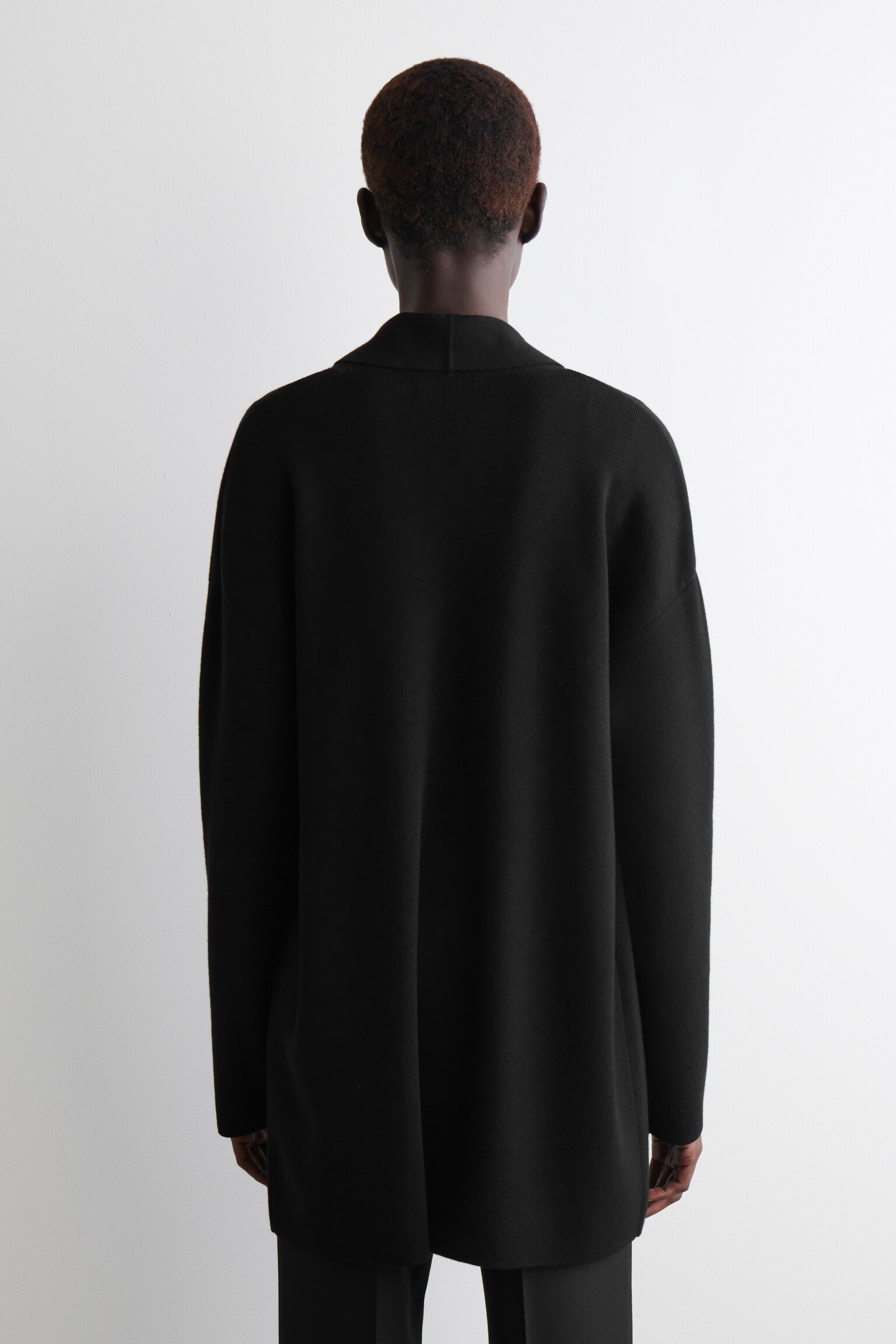 STRICKJACKE AUS MERINOWOLLE MIT DRAPIERTEM KRAGEN - SCHWARZ - 5