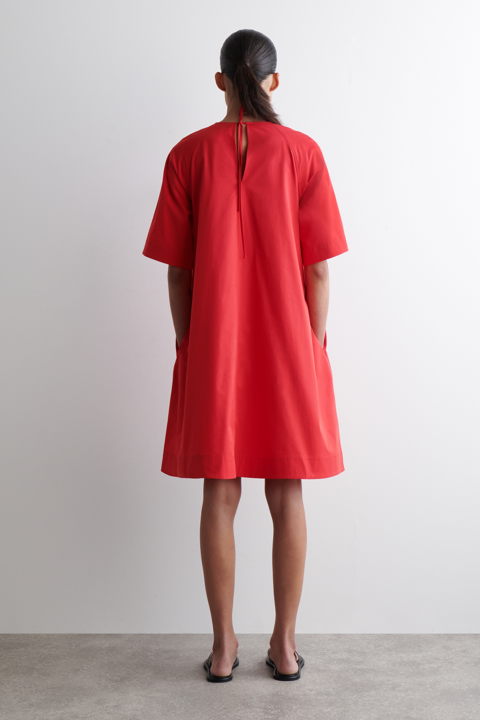 ABITO MINI A TRAPEZIO CON LACCI SUL RETRO - ROSSO/NERO - 3