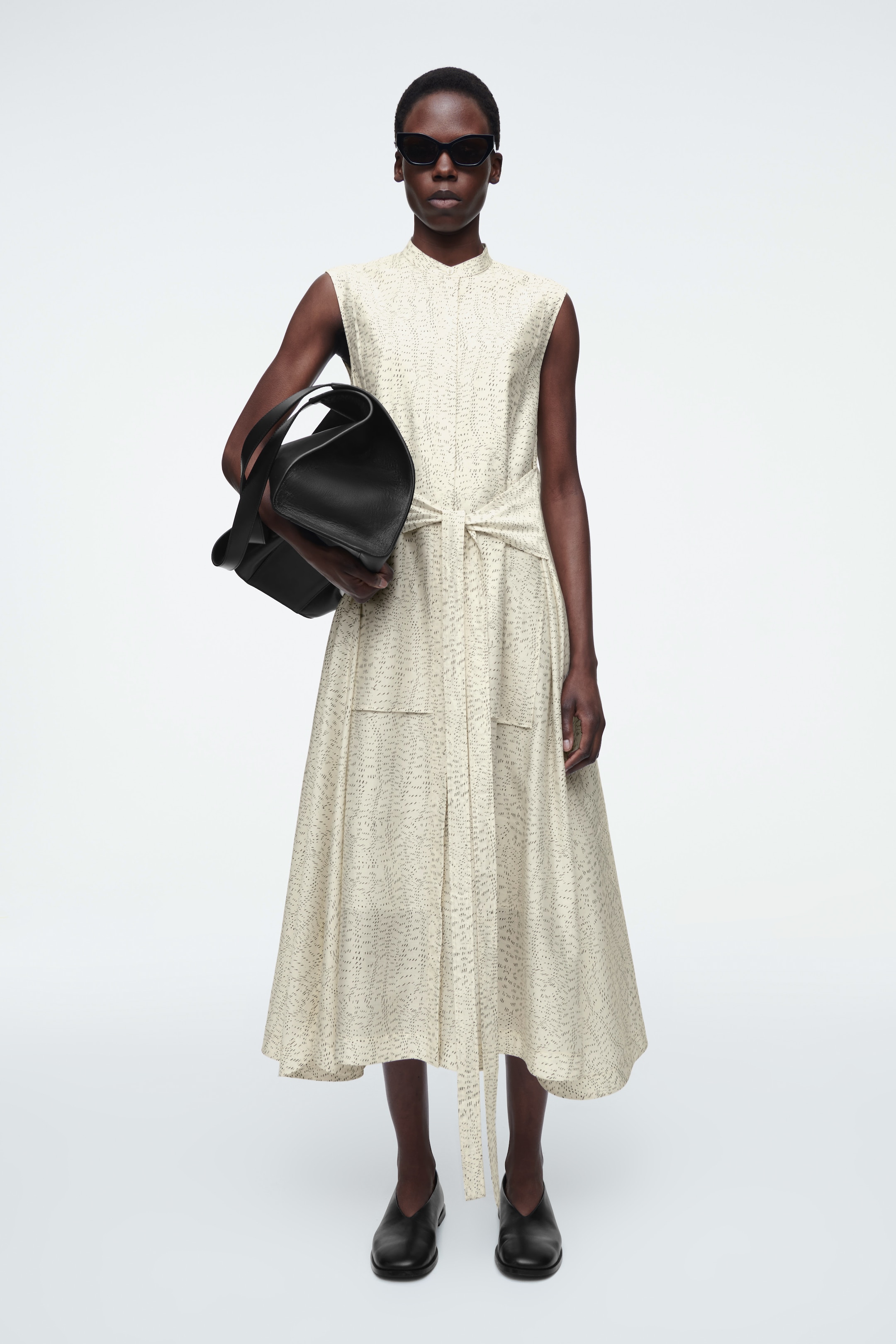 Grotere afbeelding bekijken: Gedrukte vloeiende midi-jurk met strikceintuur - Champagne / Gedrukt - DAMES | H&M BE 1