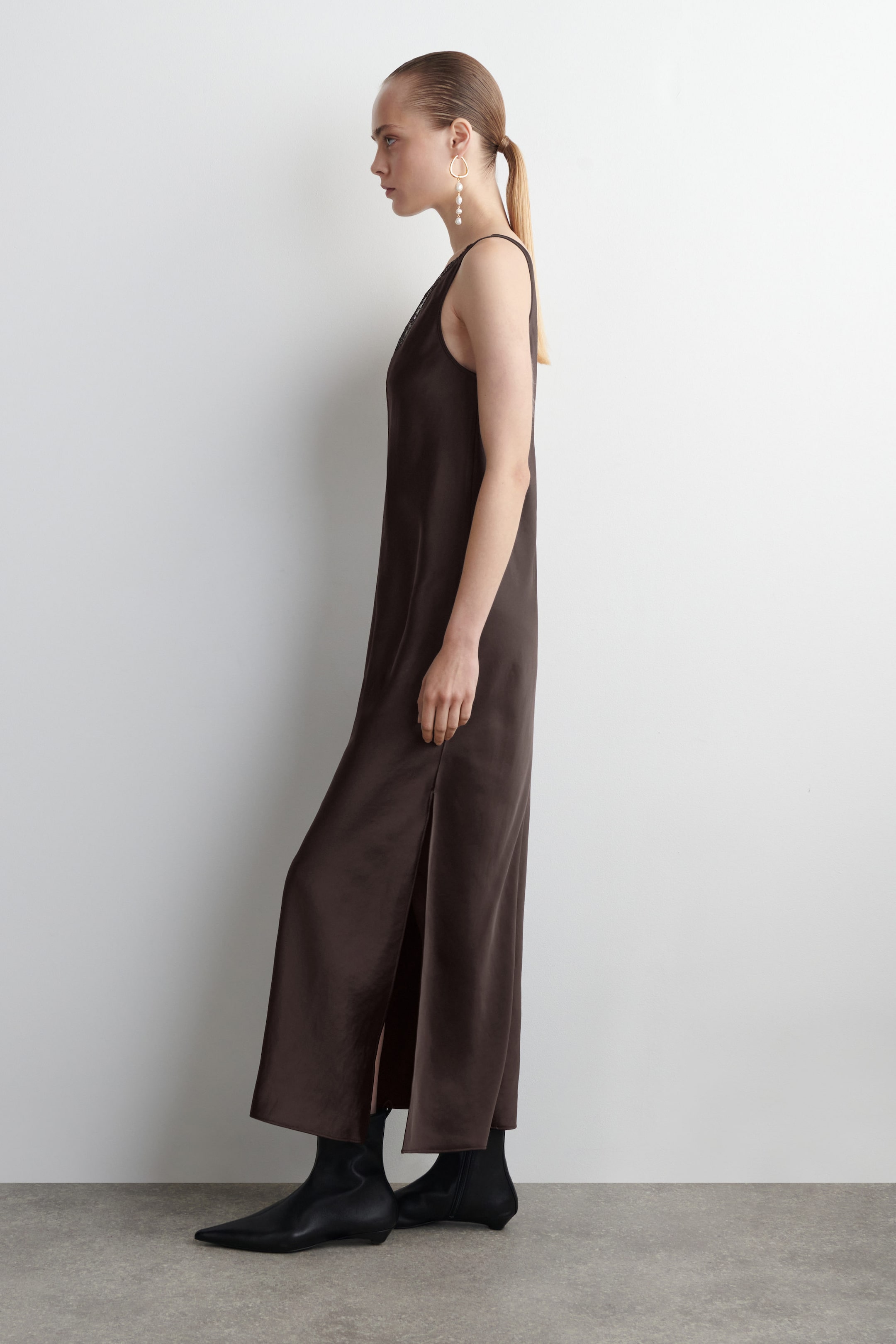 SLIPKLÄNNING MED SPETS