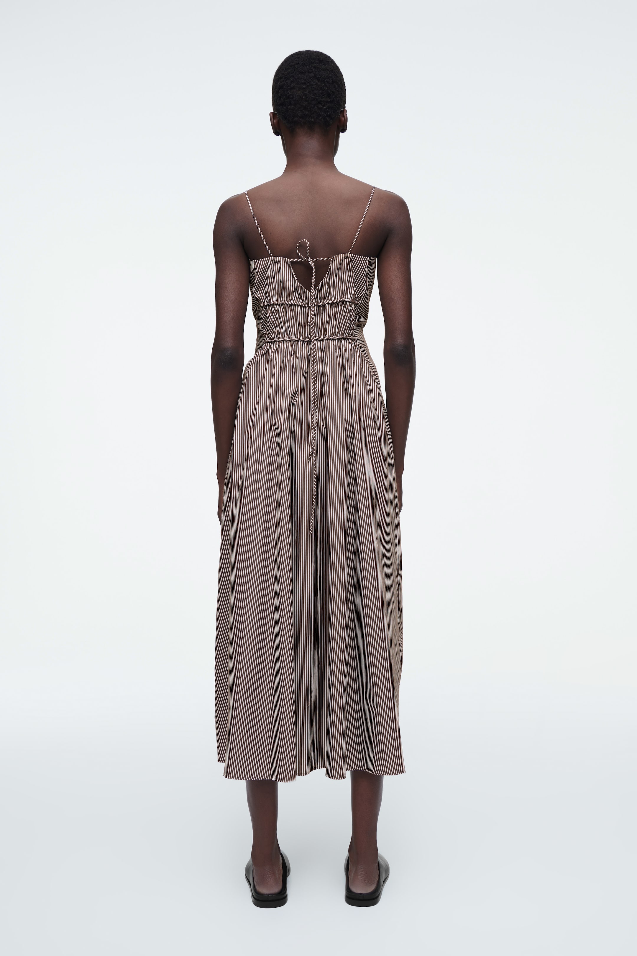 Grotere afbeelding bekijken: GESTREEPTE MIDDELLANGE JURK MET GEPLOOIDE TAILLE - bruin / gestreept - DAMES | H&M BE 3