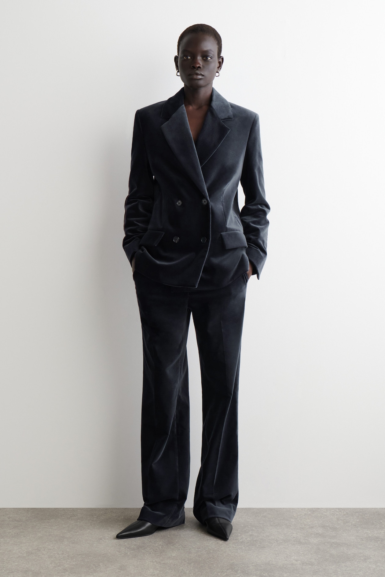 PANTALON DROIT EN VELOURS - BLEU MARINE | COS FR