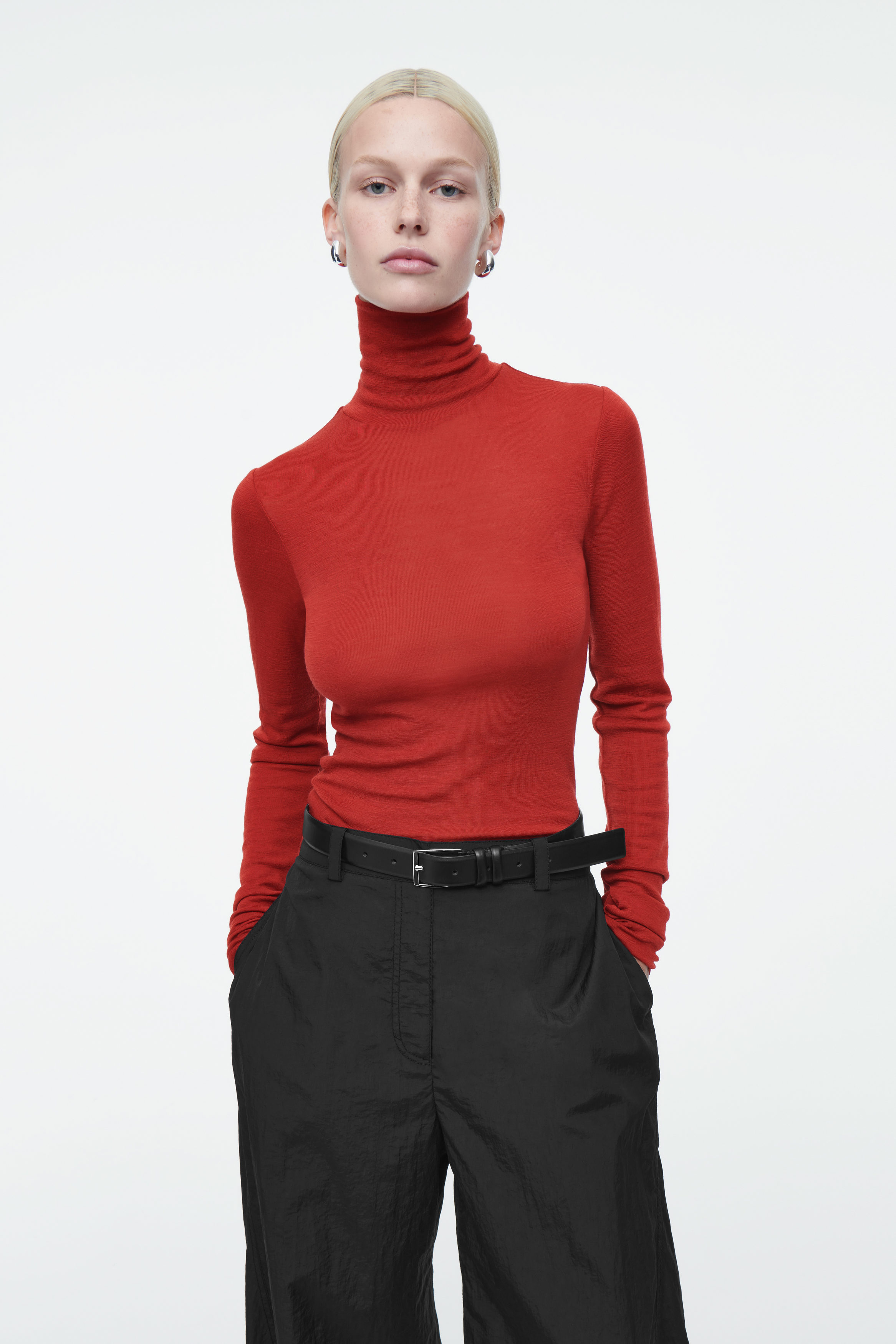 その他 TEN HIGH NECK WOOL RED L MERINO WOOL TURTLENECK TOP - RED | COS