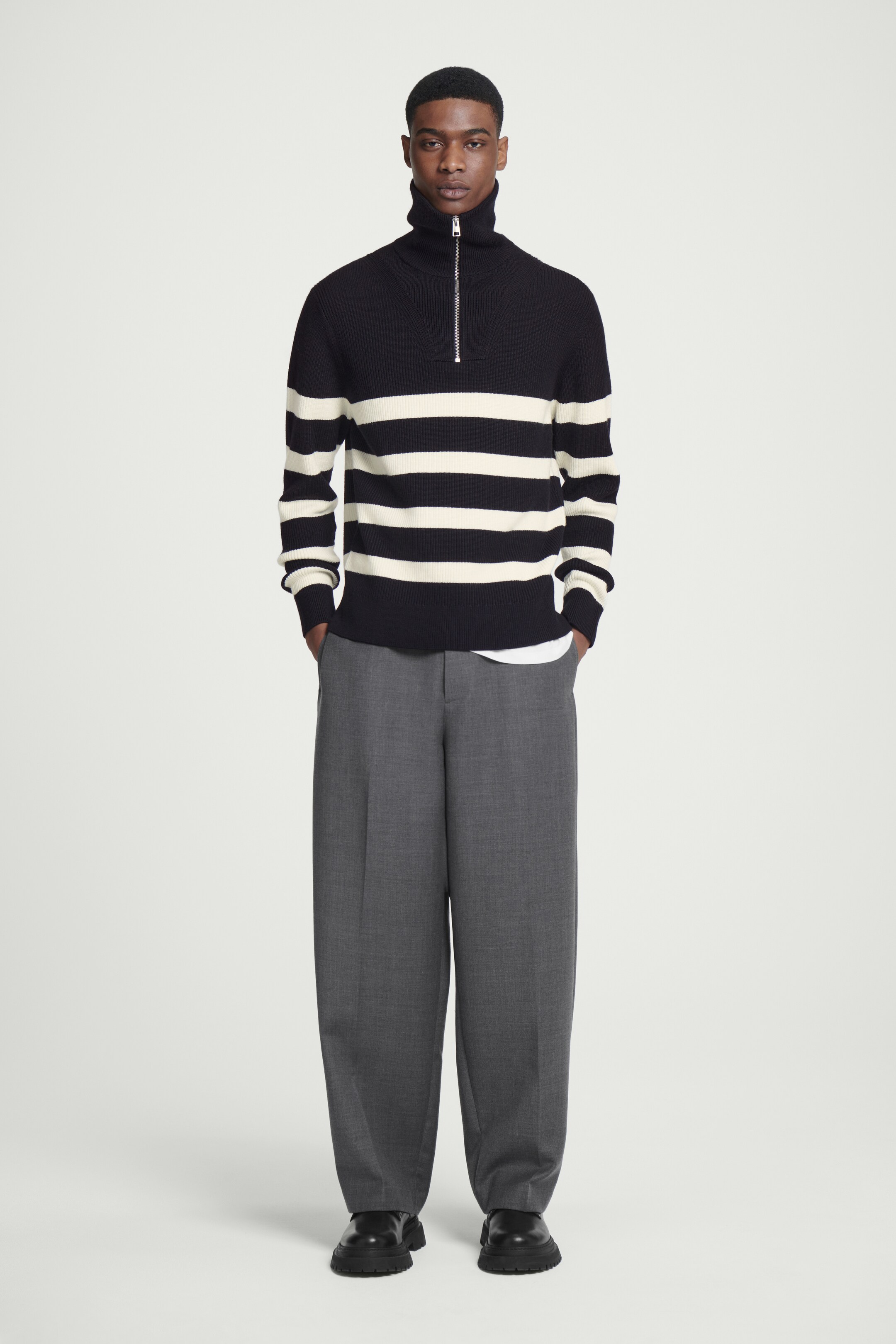 Grösseres Bild ansehen: PULLOVER AUS WOLL-BAUMWOLL-MIX MIT REISSVERSCHLUSS - SCHWARZ/CREME/GESTREIFT - HERREN | H&M CH 2