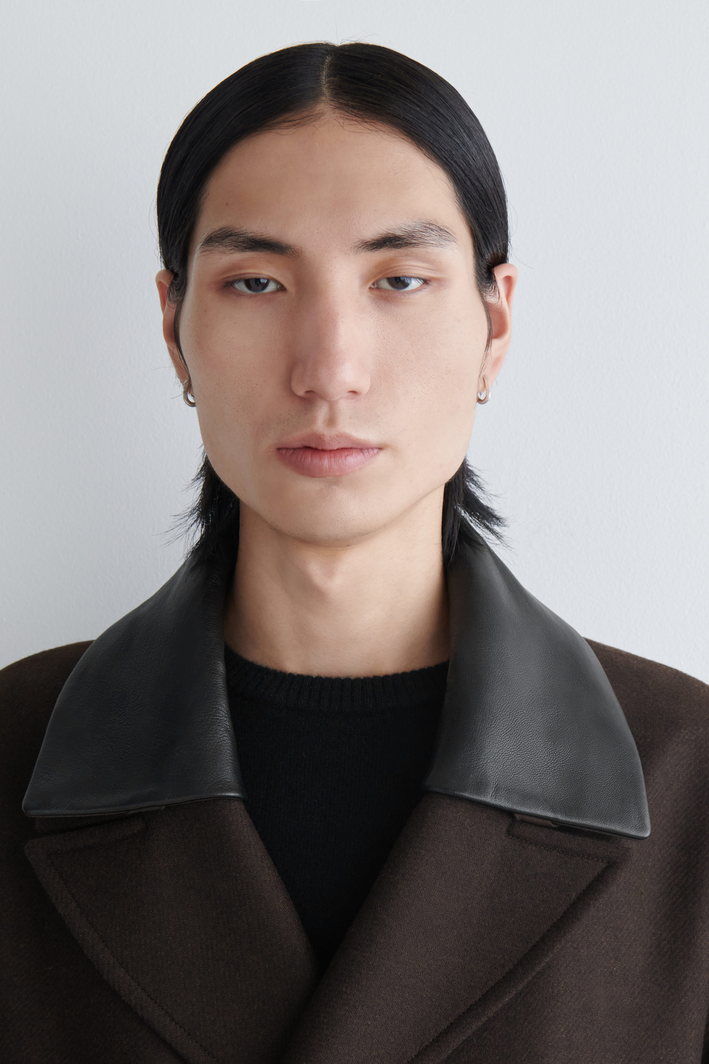 FACETED HUGGIE HOOP EARRINGS - SILVER | COS