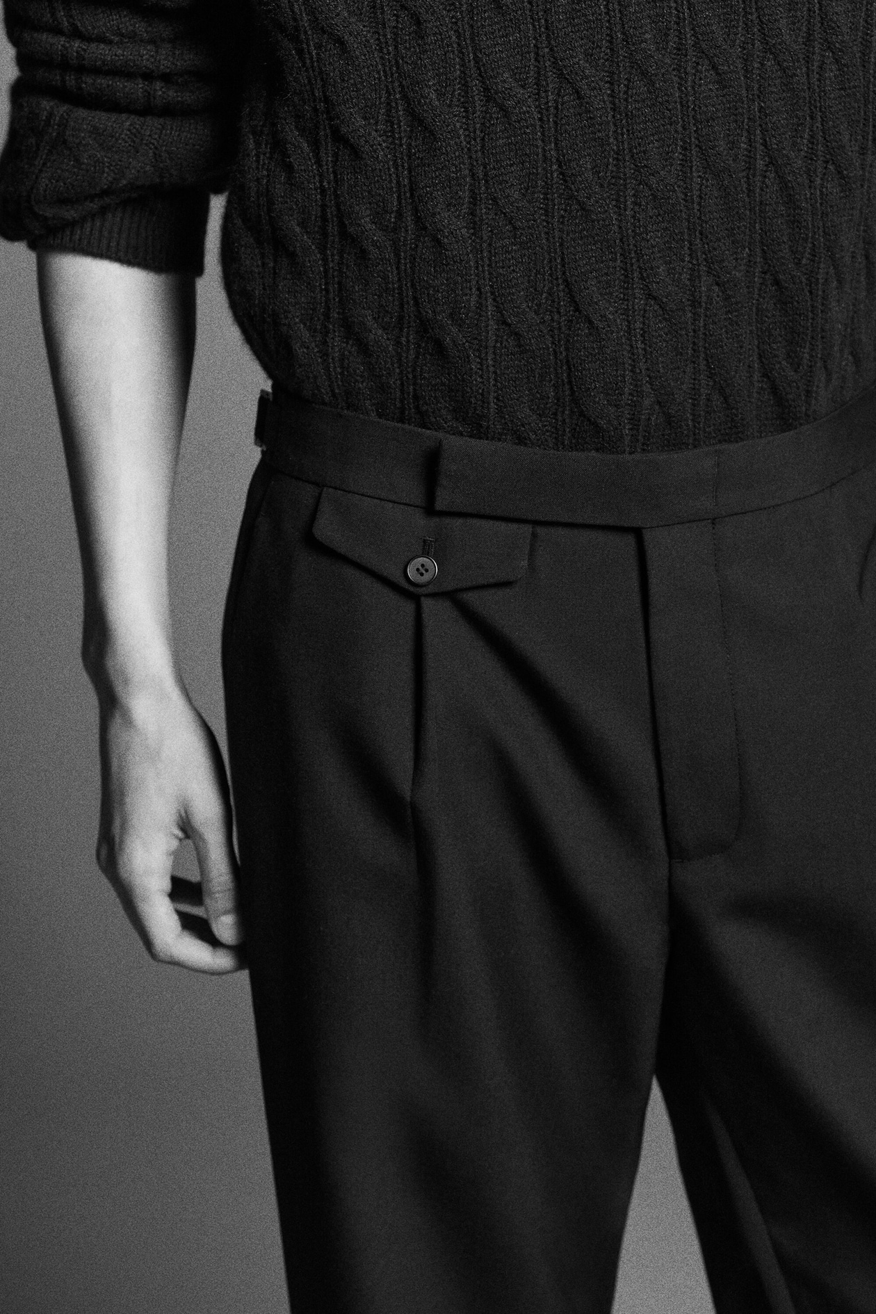 CABLE-KNIT PURE CASHMERE POLO SWEATER — NAVY