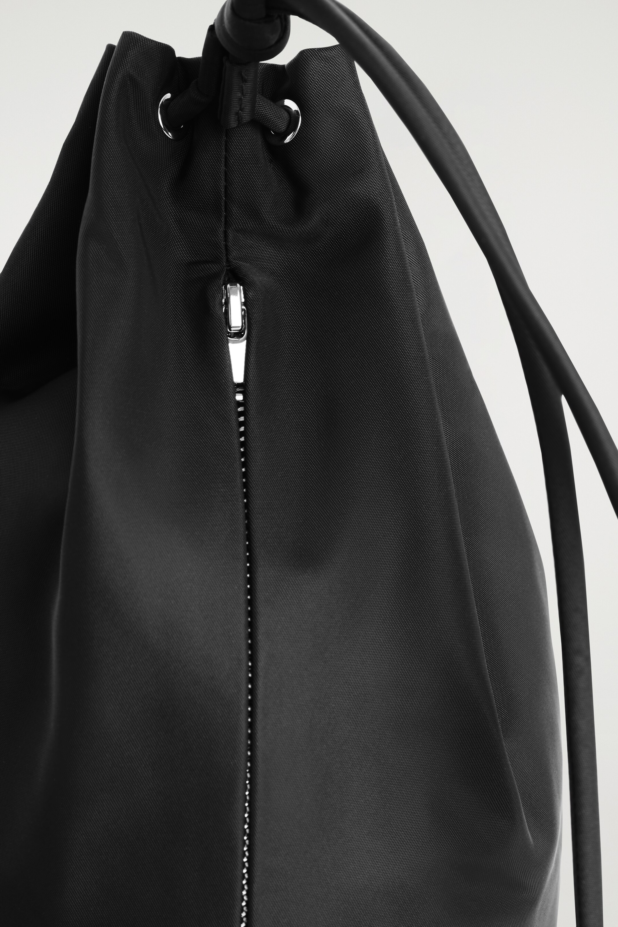 Grösseres Bild ansehen: UMHÄNGETASCHE MIT KORDZUG - NYLON - SCHWARZ - DAMEN | H&M CH 4