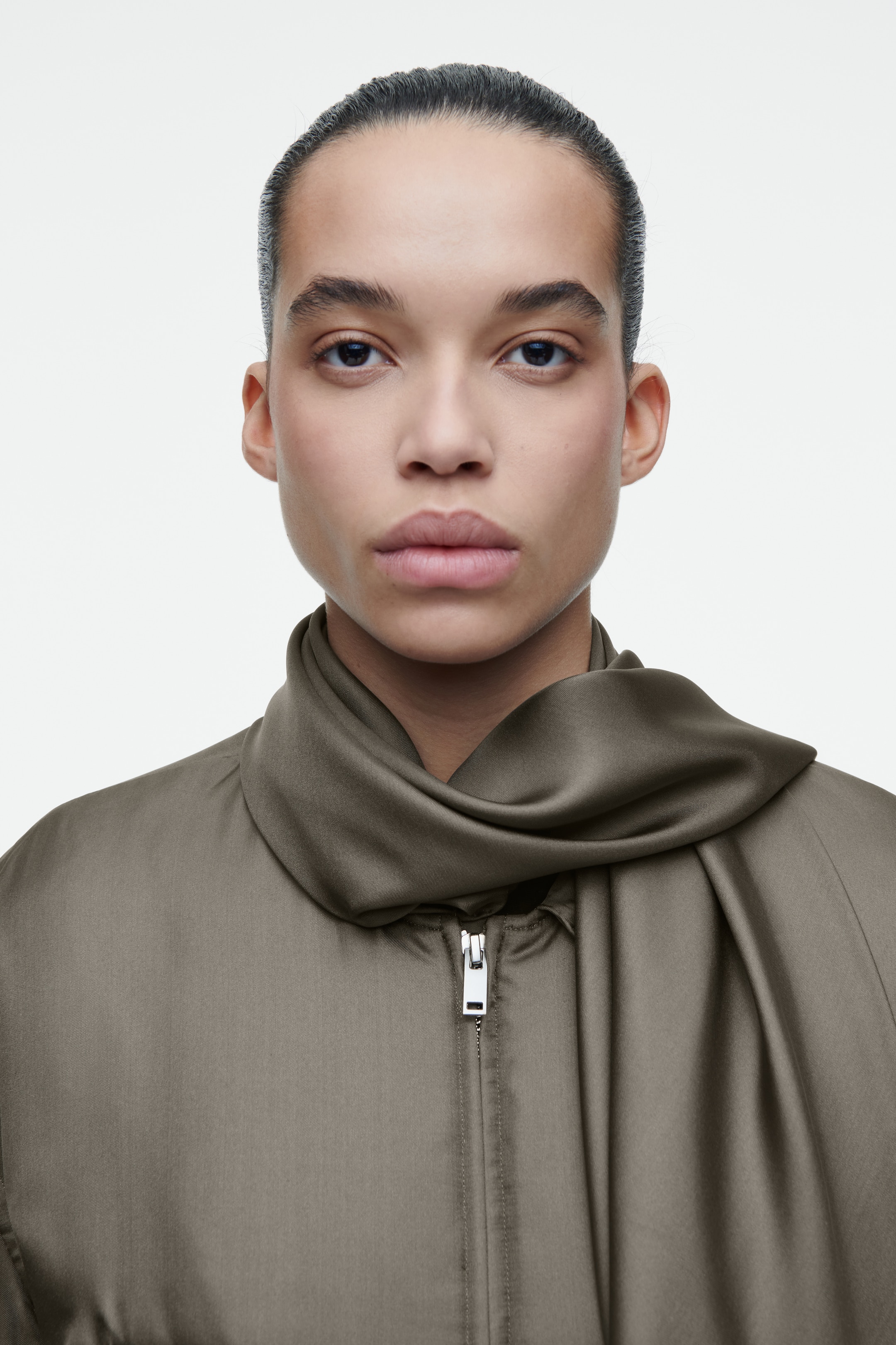 Nagyobb kép megtekintése: SÁLDÍSZES BÉLELT SELYEM BOMBER DZSEKI - BRONZ - NŐI | H&M HU 2