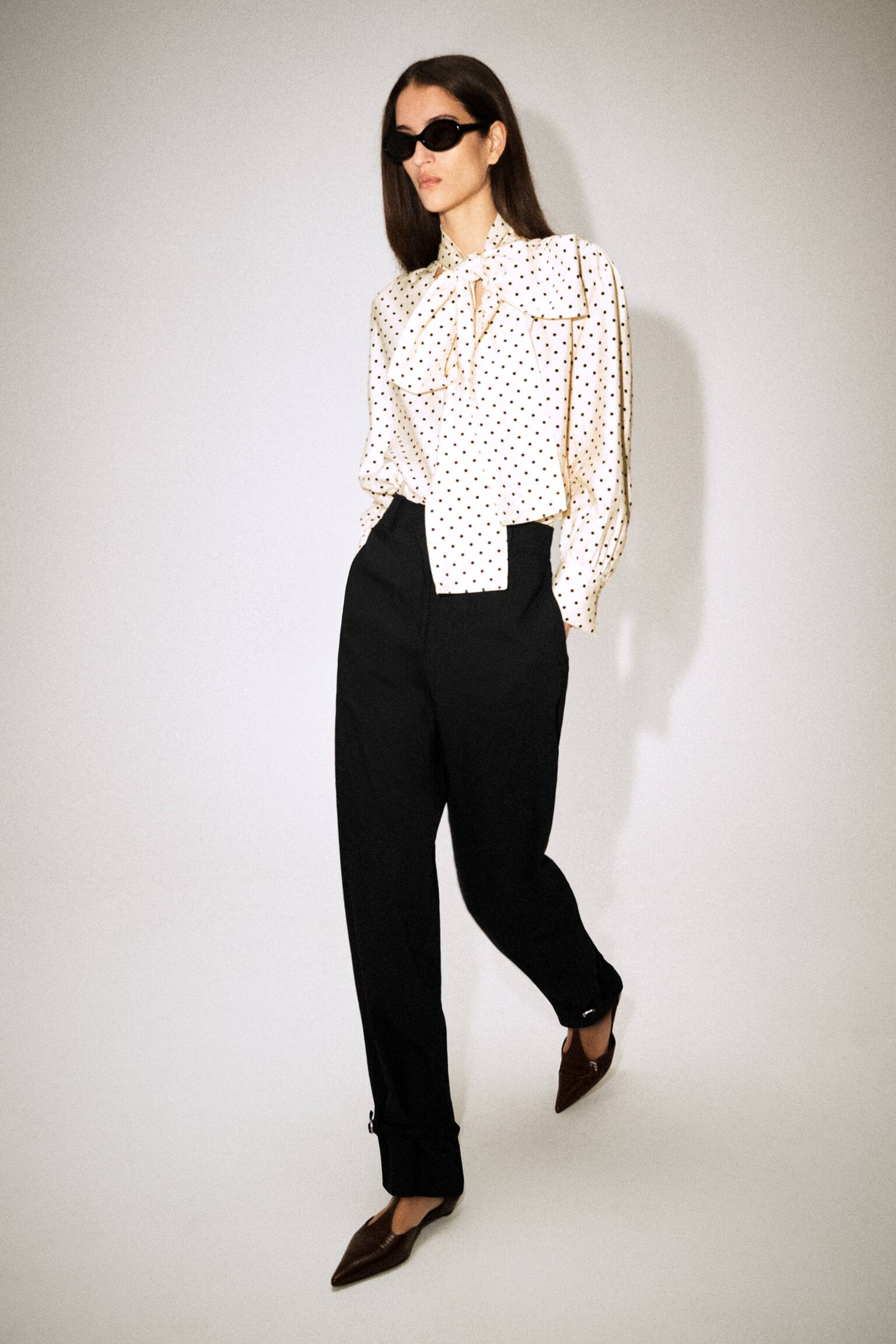 BLUZKA W GROCHY Z WIĄZANIEM POD SZYJĄ - KOŚĆ SŁONIOWA/ CZARNY/ GROSZKI - 3