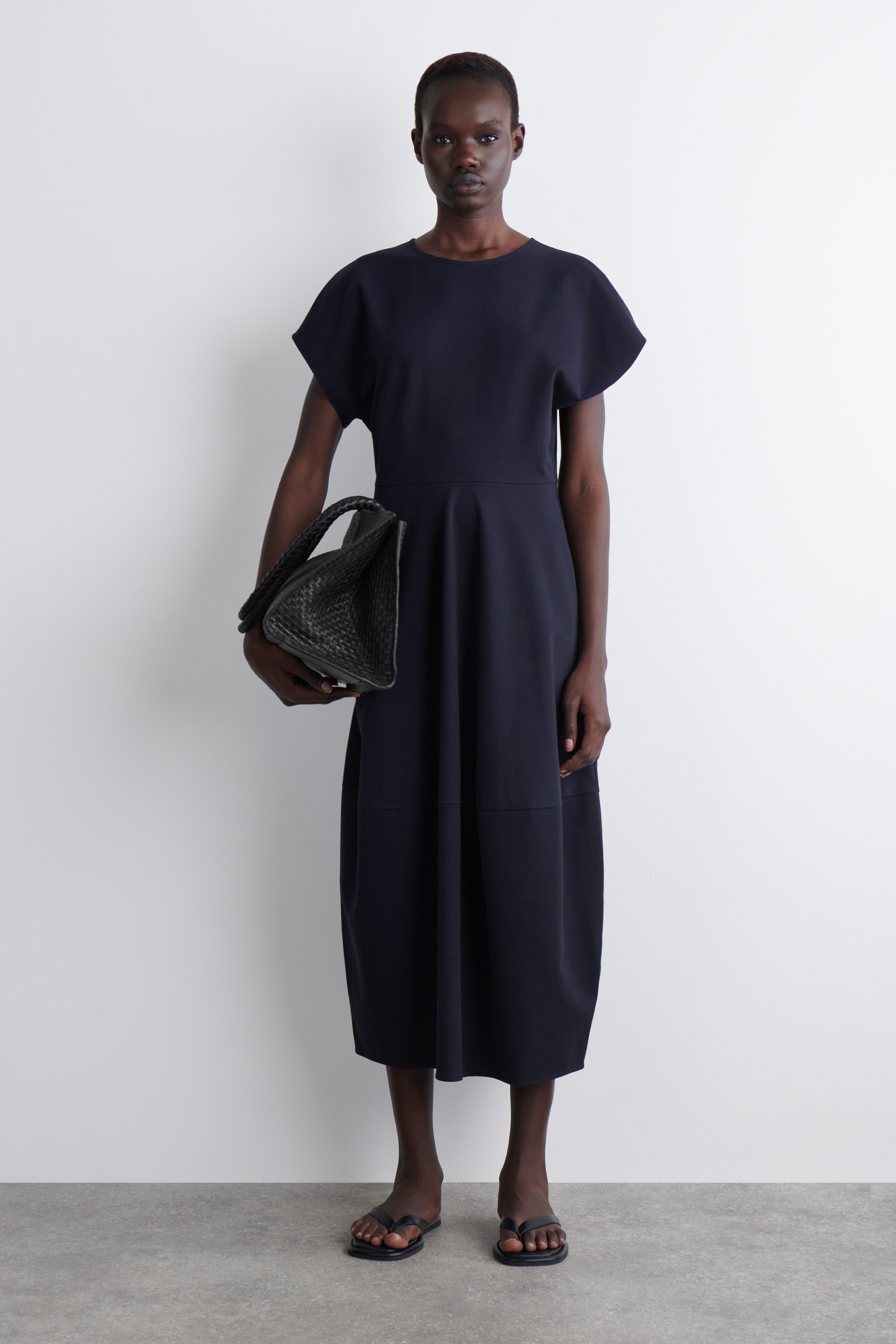 ŠATY MIDI ZE SOUSTRUŽENÉ BAVLNY - TMAVĚ MODRÁ/SVĚTLE MODRÁ