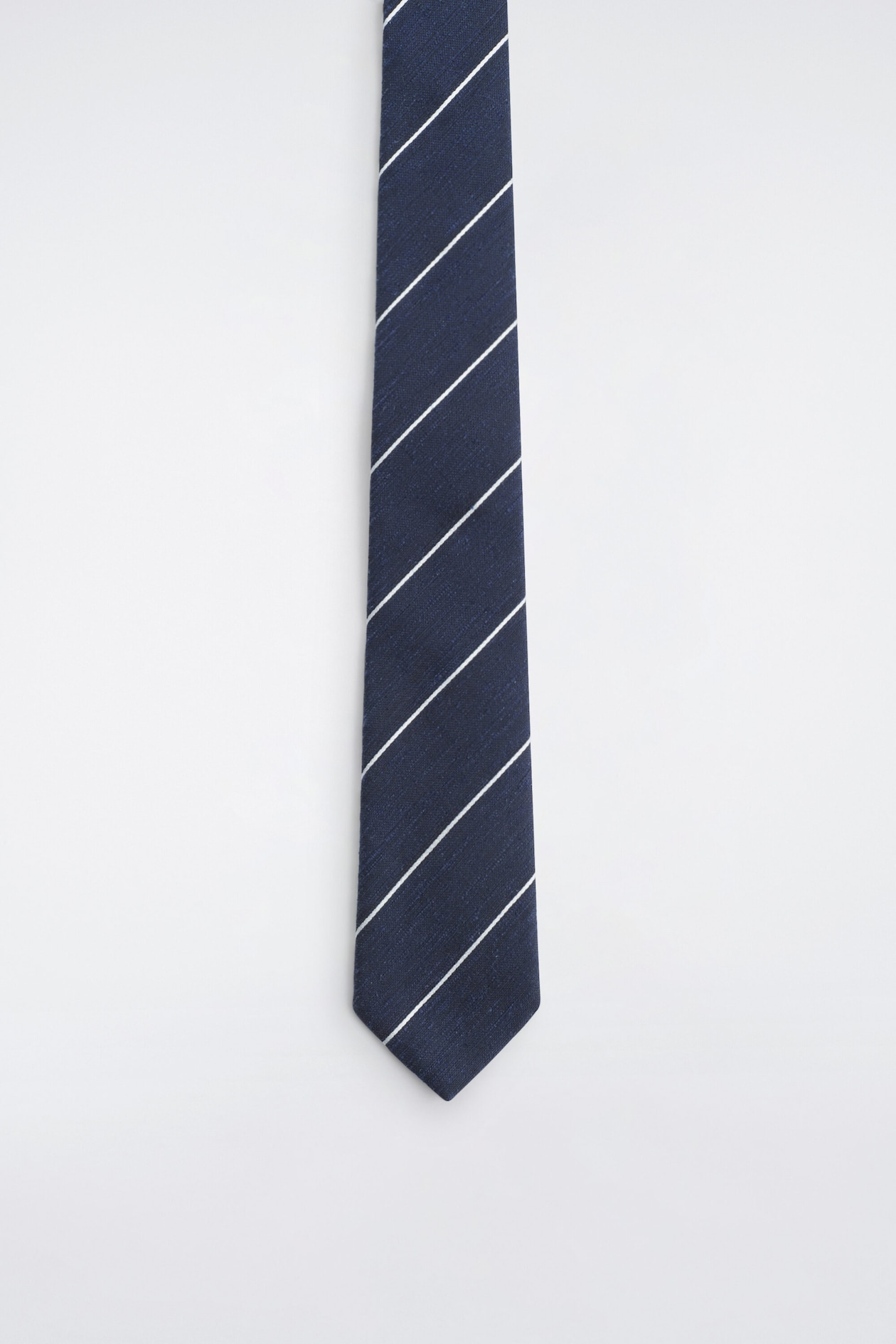 STRIPED SILK TIE — NAVY / STRIPED