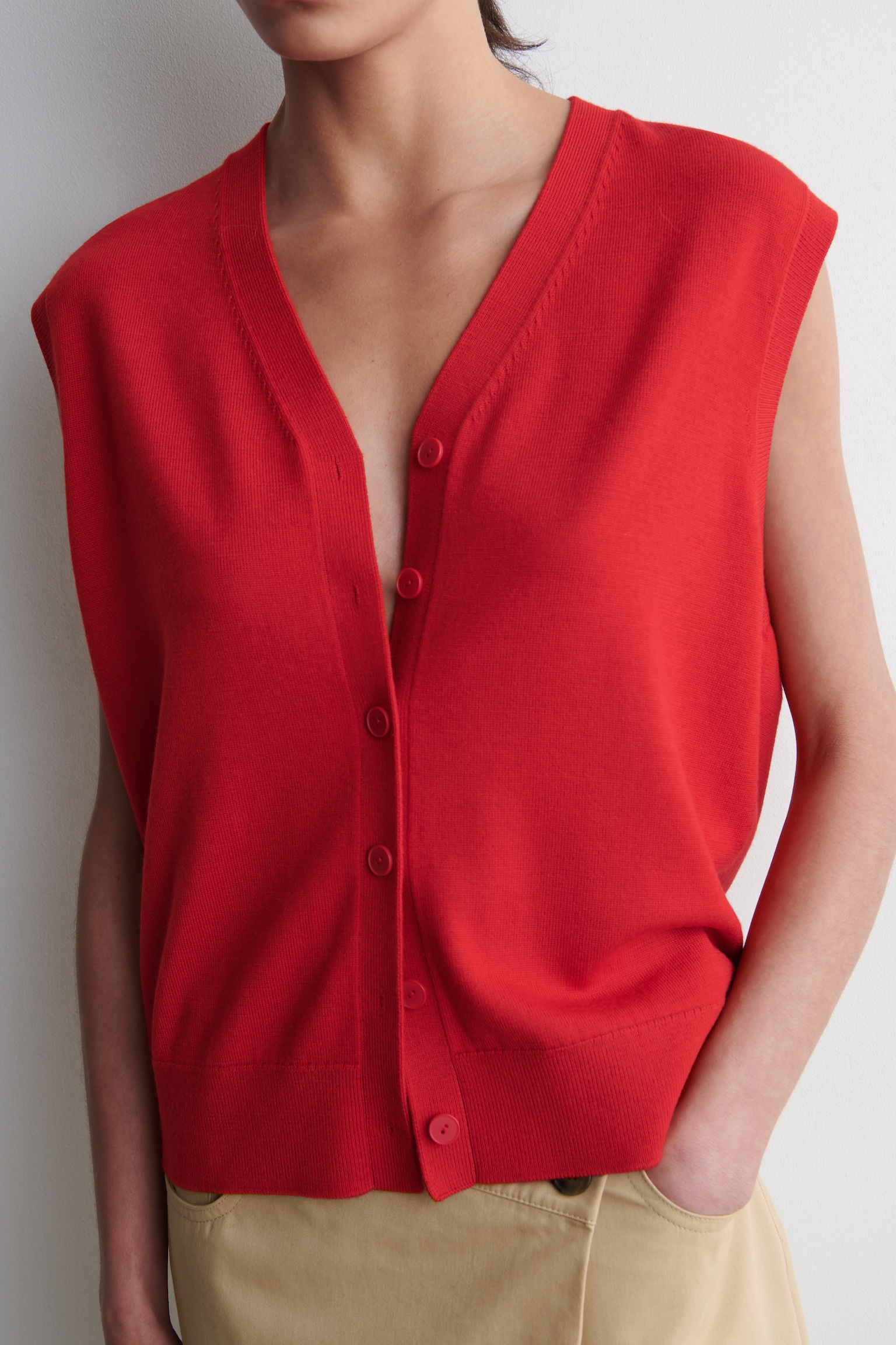 CHALECO DE LANA MERINO CUELLO DE PICO - ROJO/MARRÓN - 3