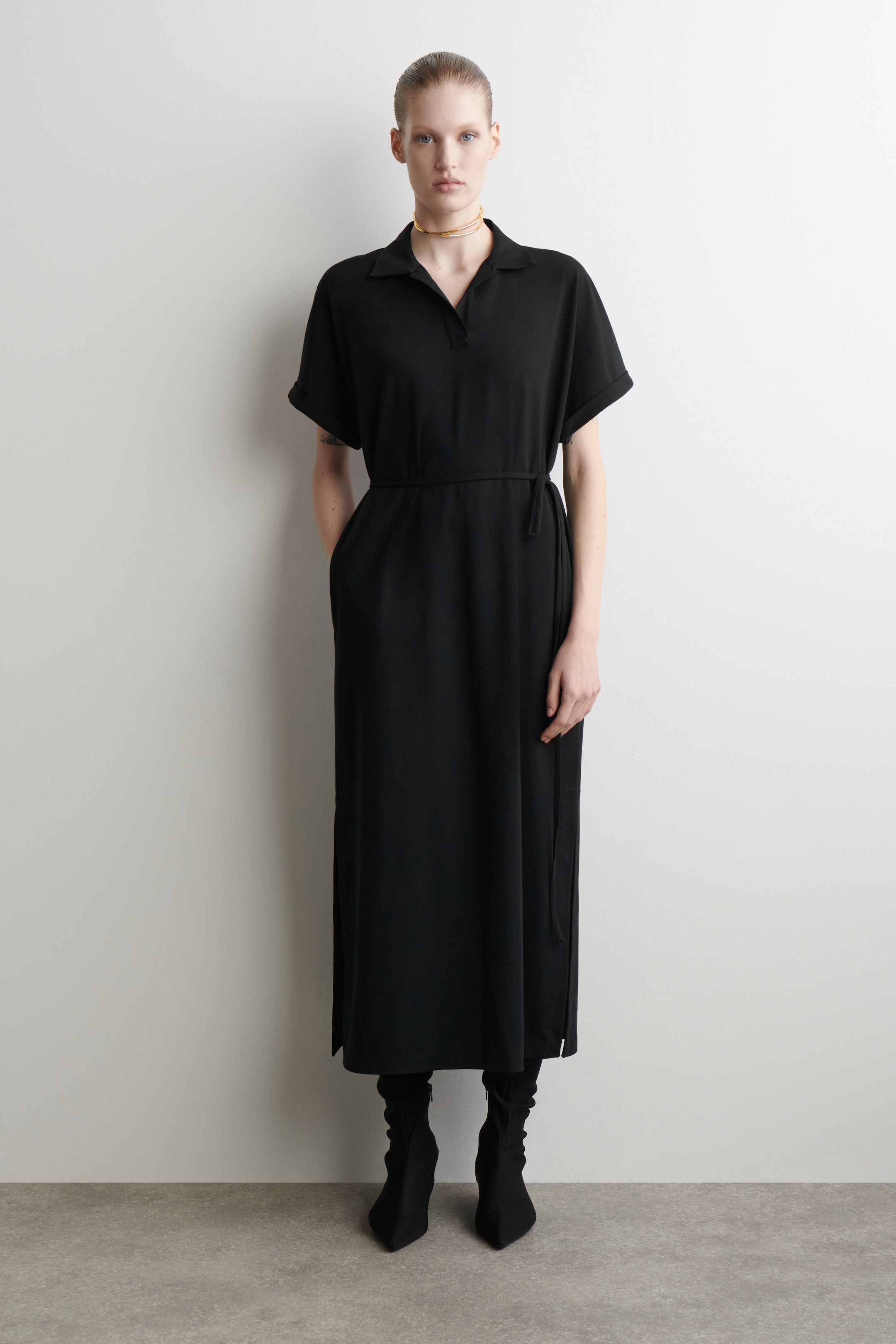 הצגת תמונה גדולה יותר: שמלת מידי פולו עם חגורה - שחור - Ladies | H&M IL 1