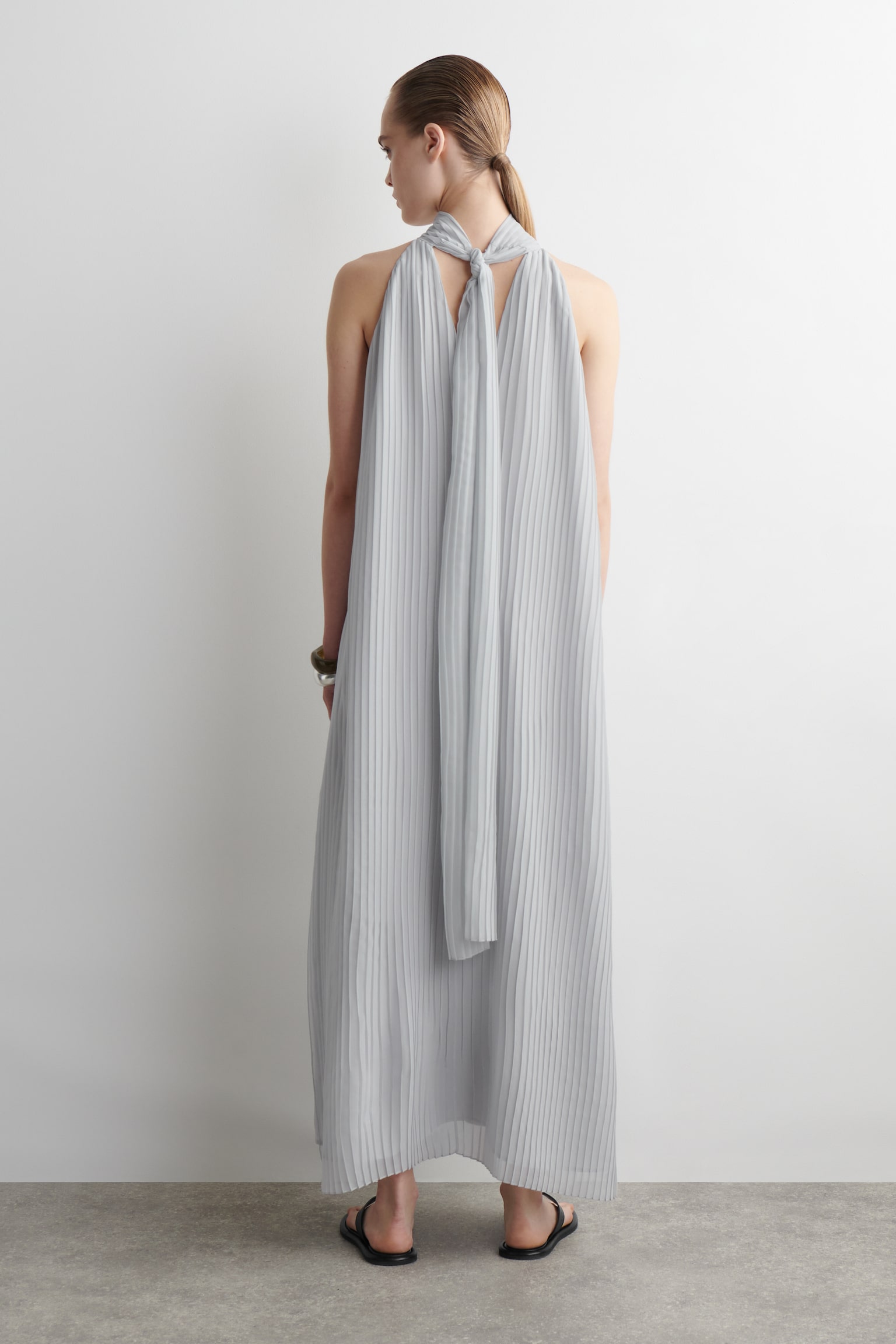 VESTIDO LARGO PLISADO CON CUELLO HALTER - AZUL CLARO - 5