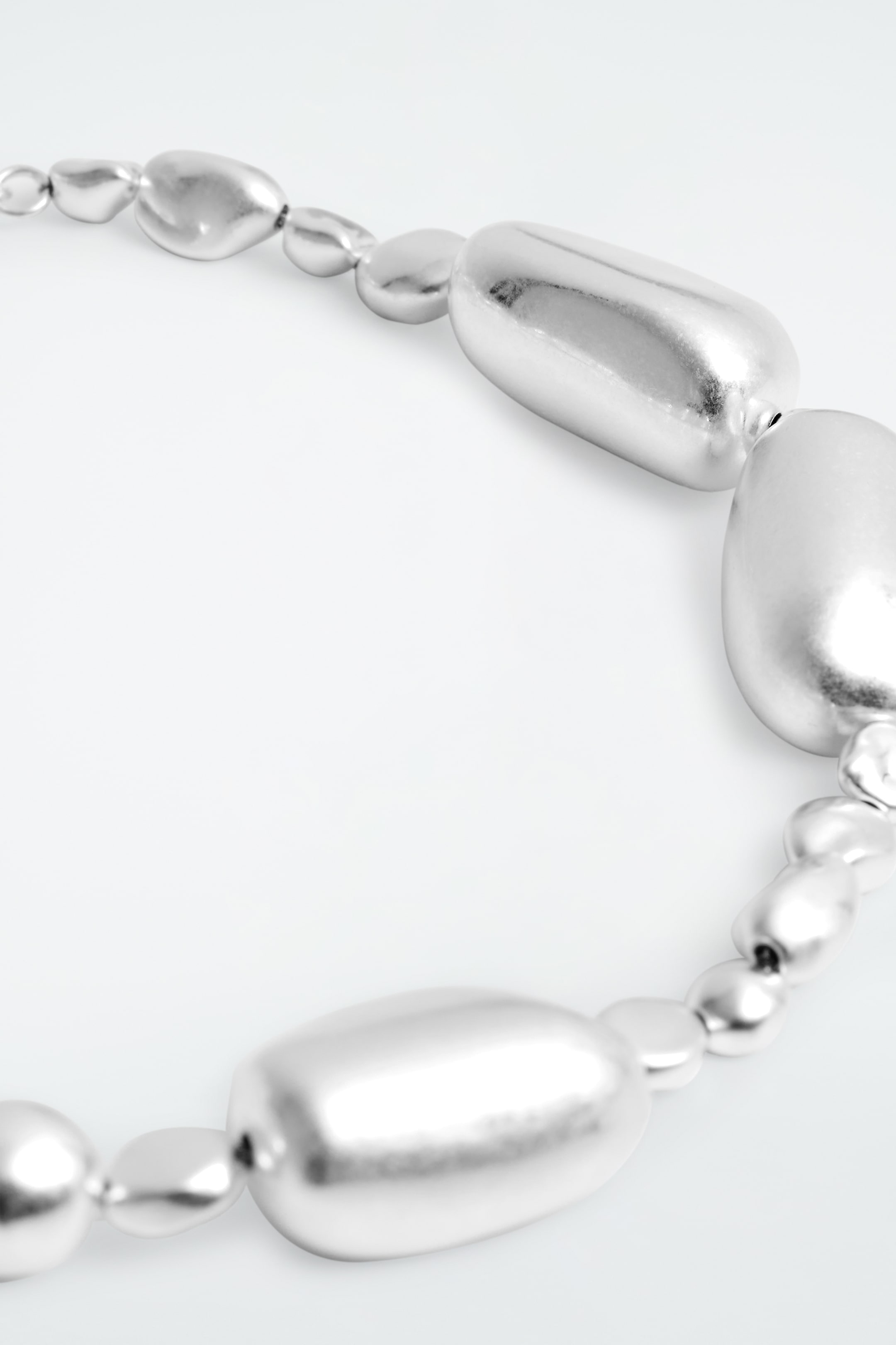 Ver imagen más grande: COLLAR CON ADORNOS IRREGULARES - PLATEADO - MUJER | H&M ES 3