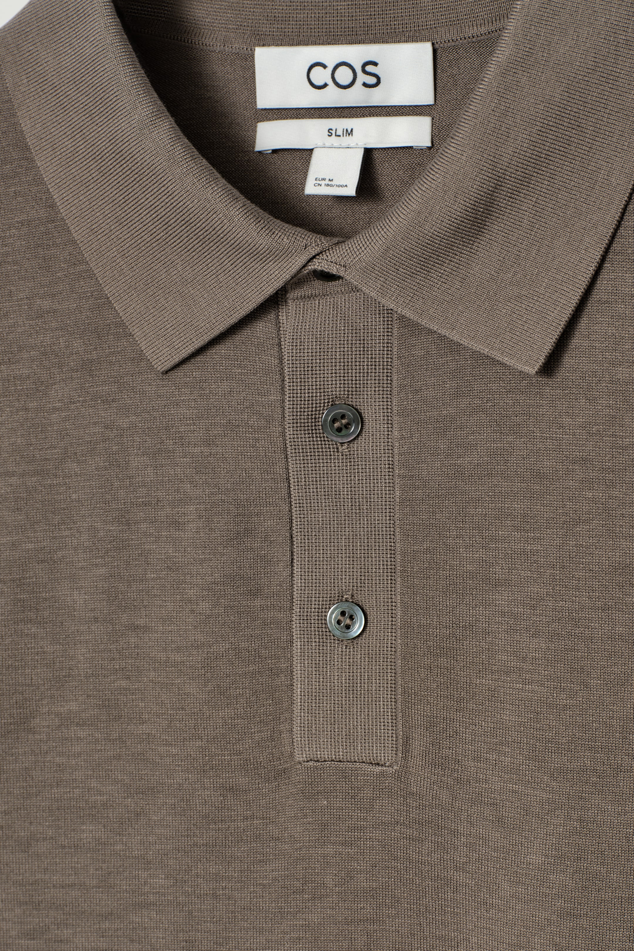 Grotere afbeelding bekijken: SLIM GEBREIDE ZIJDE POLOSHIRT - DONKERE MOL - HEREN | H&M BE 7
