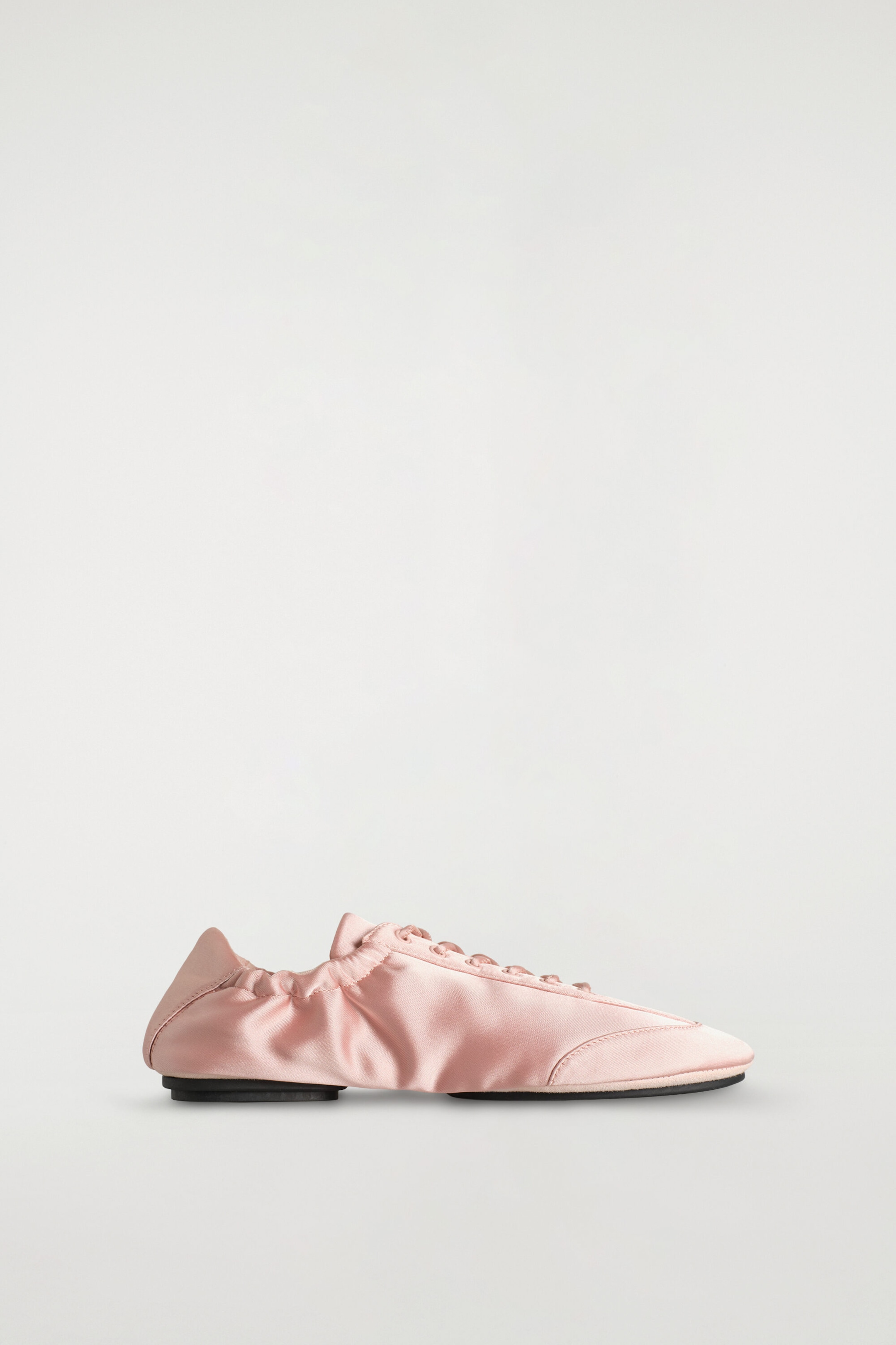 BALLERINA-SNEAKERS AUS SATIN UND VELOURSLEDER