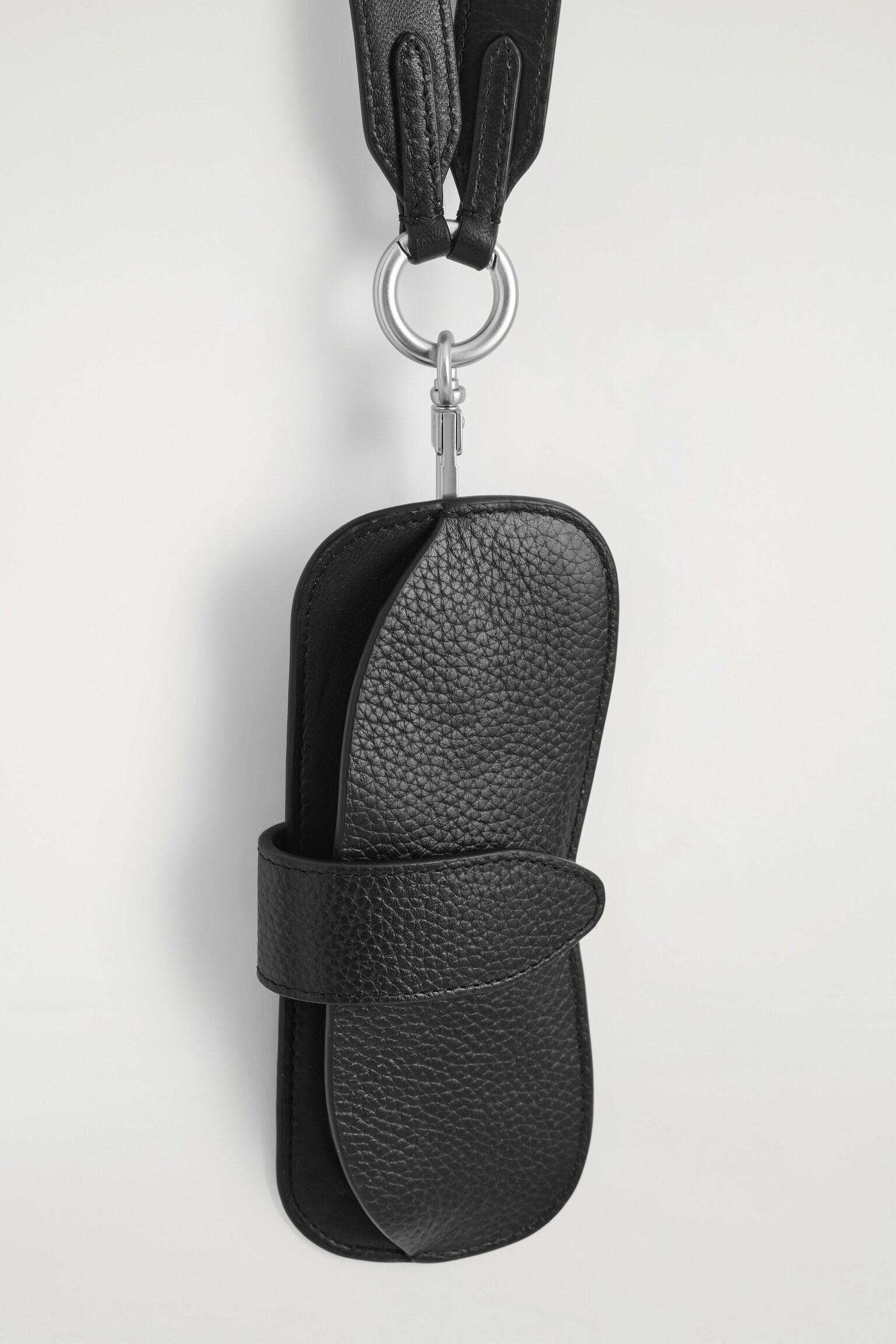 FUNDA DE GAFAS DE SOL DE PIEL CON CORDÓN - NEGRO - 3